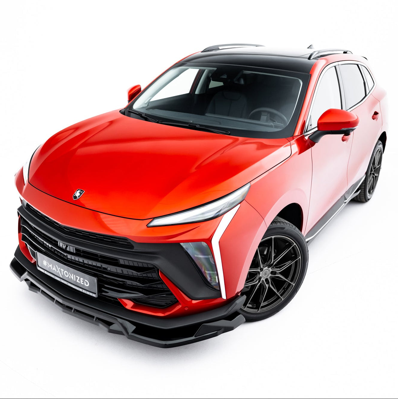 Frontleppe på Forthing T-Five MK1 SUV i metallic rød med svart tak og sporty LED-frontlys.