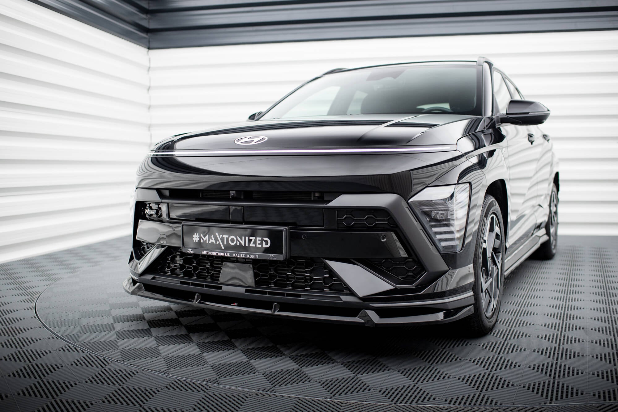 Frontspoiler Hyundai Kona N-Line MK2 sett forfra fra venstre med LED-lykter og blank grill.