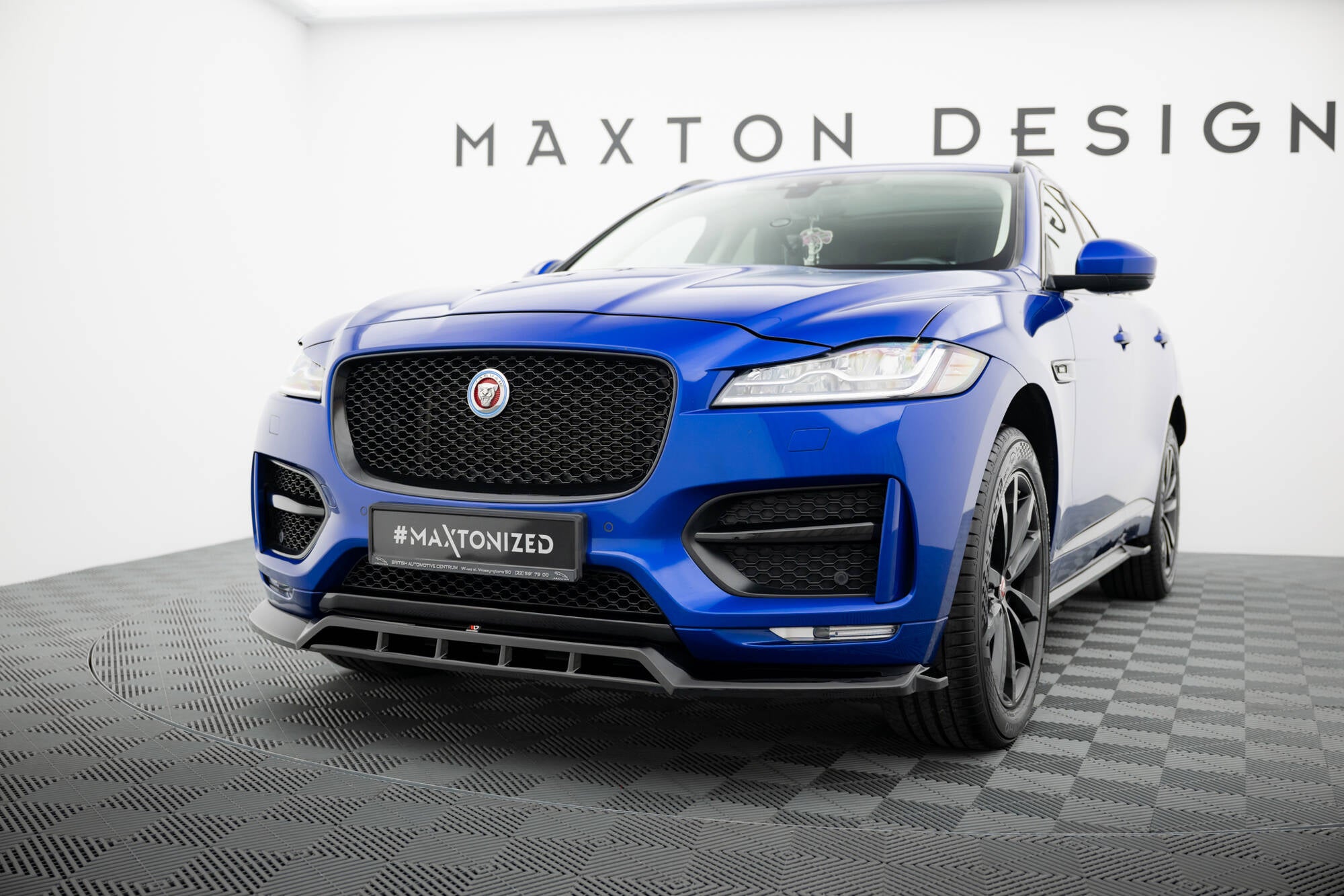 Frontspoiler på blå Jaguar F-Pace R-Sport MK1 med sort grill og sportslige svarte felger.