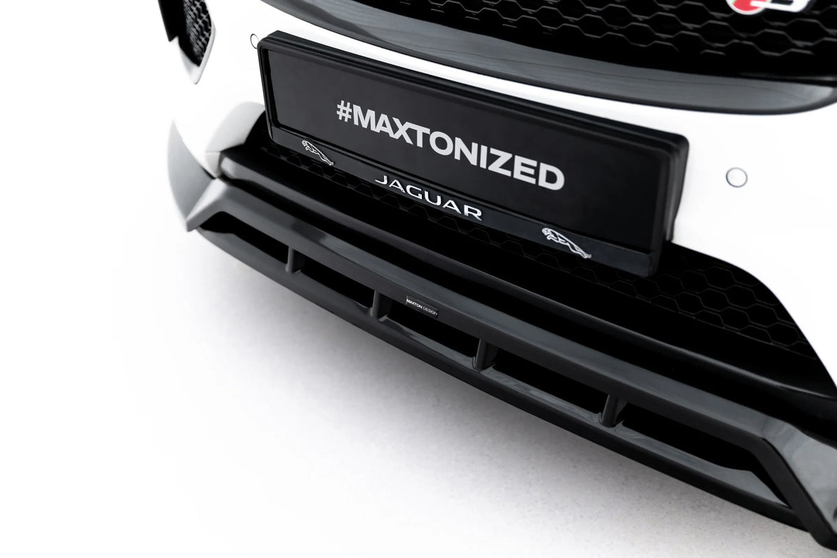 Detaljbilde av kant og finish på frontsplitter til Jaguar F-Pace S X761