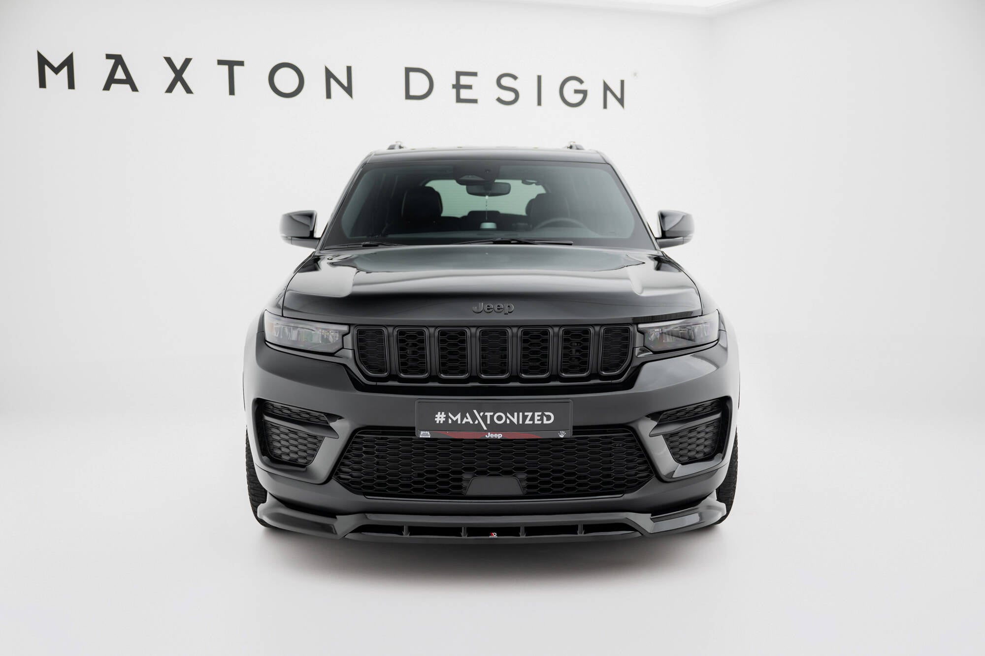 Frontleppe på Jeep Grand Cherokee Trailhawk MK5 sett forfra med markant grill og moderne frontlys.