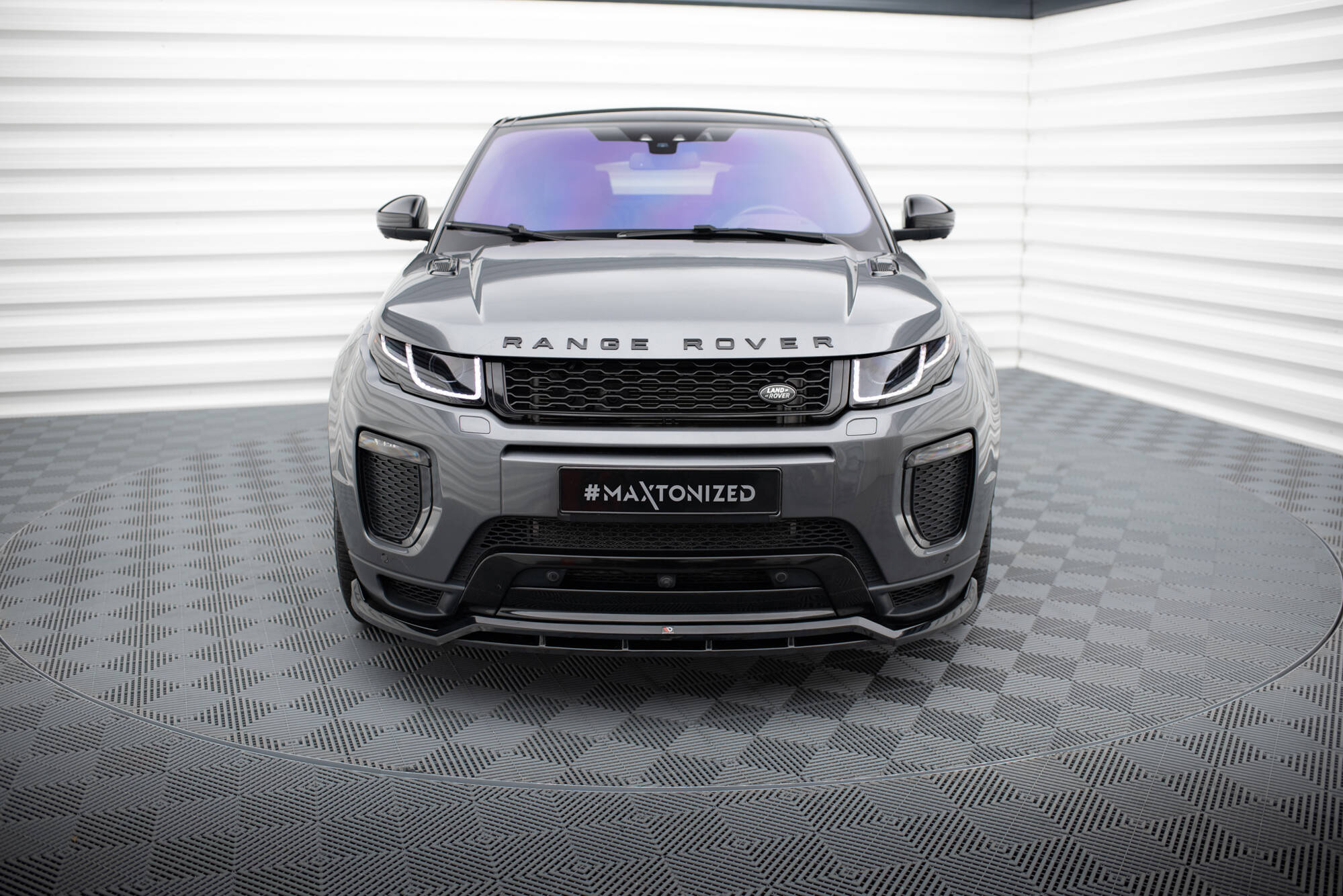 Frontleppe til Land Rover Range Rover Evoque Hse Dynamic MK1 Facelift med sorte detaljer og LED-frontlykter.