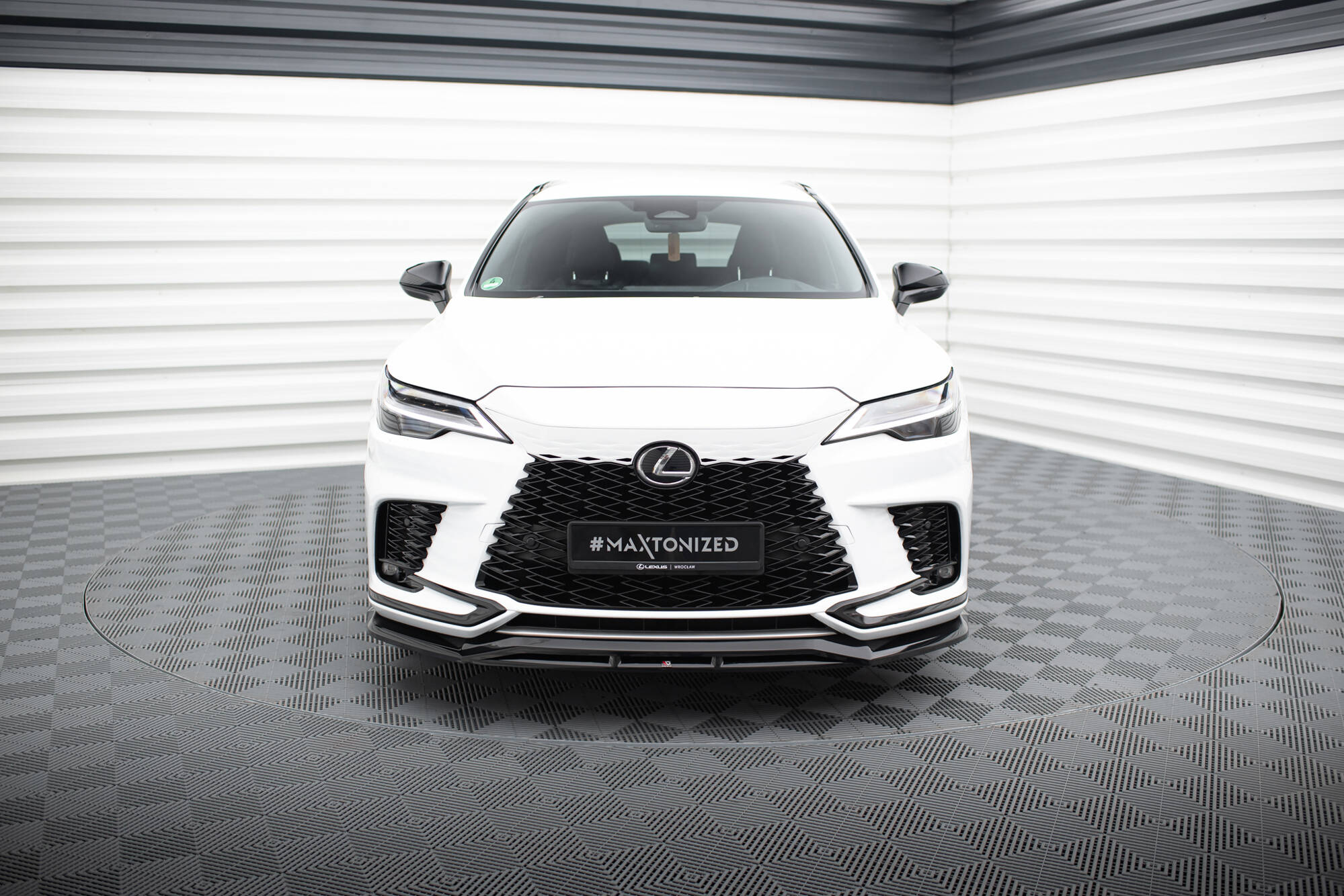 Frontleppe på Lexus RX F-Sport MK5 med sort grill, LED-frontlykter og kromdetaljer på støtfanger.