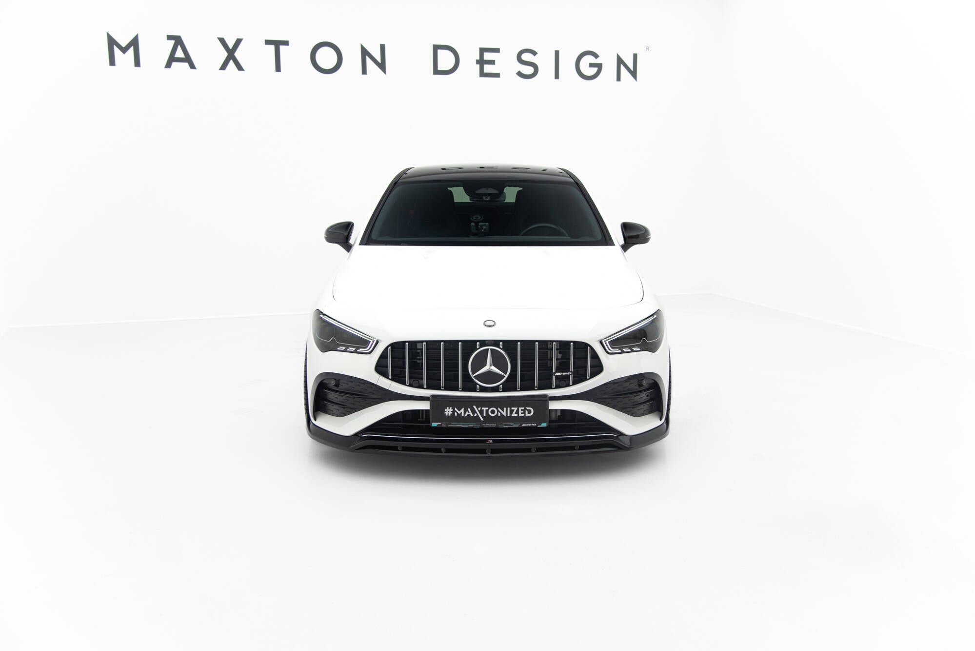Frontleppe til Mercedes CLA 35 Coupe vist i sort plast med aerodynamisk design.