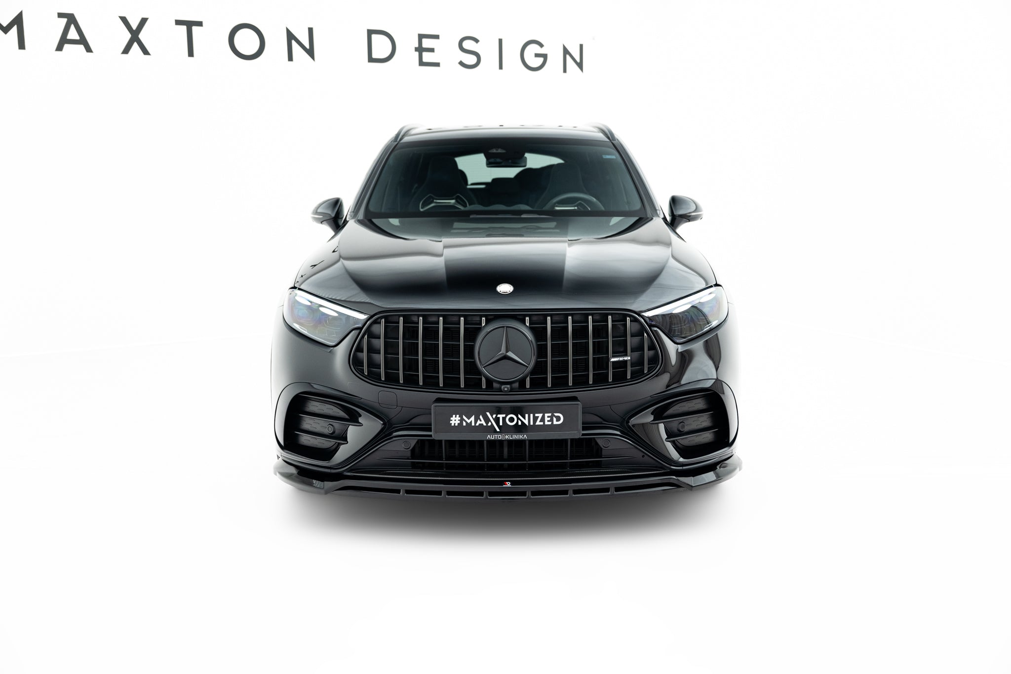 Frontleppe på Mercedes GLC 43 X254 sett forfra med markant grill og sort, blank overflate.