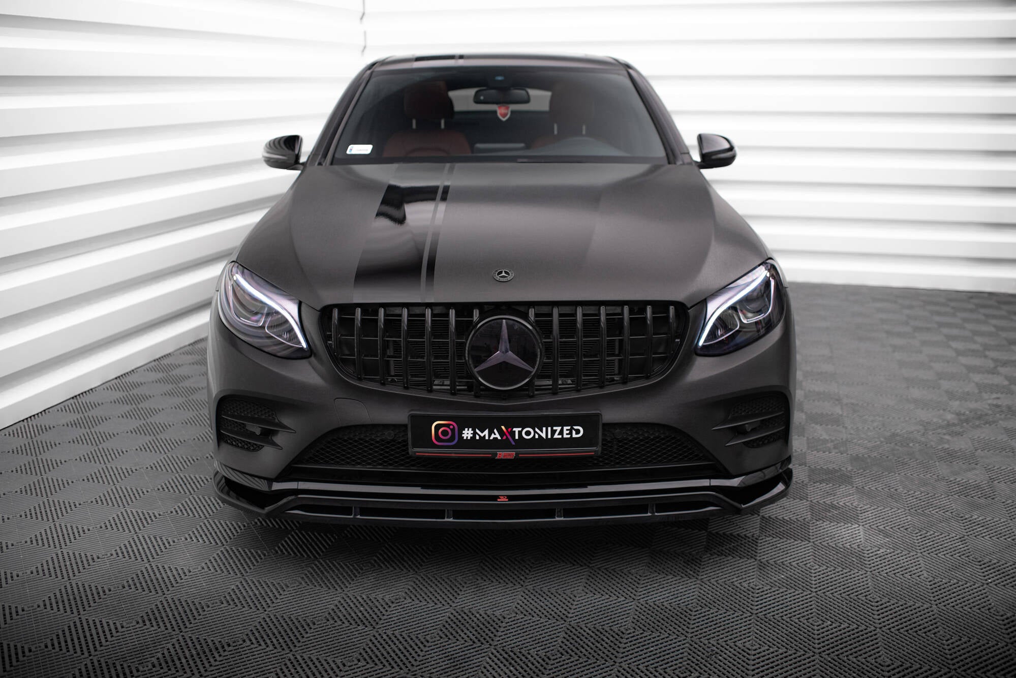 Frontleppe på Mercedes GLC Coupe AMG-Line C253 med matt svart finish, racingstriper og LED-frontlykter.