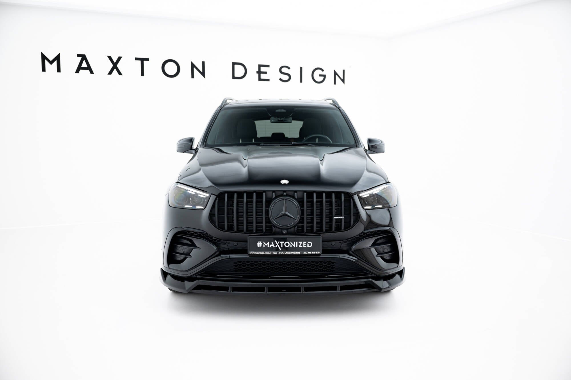 Frontleppe på Mercedes GLE 53 W167 Facelift vist forfra med sportslig design og Maxton Design-logo bak.