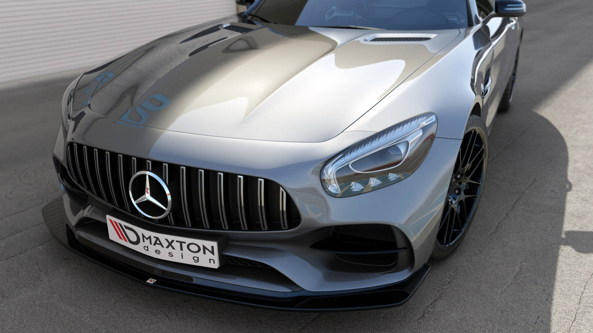Frontleppe på sølvfarget Mercedes GT S C190 Facelift med svart grill og Maxton Design-logo foran.