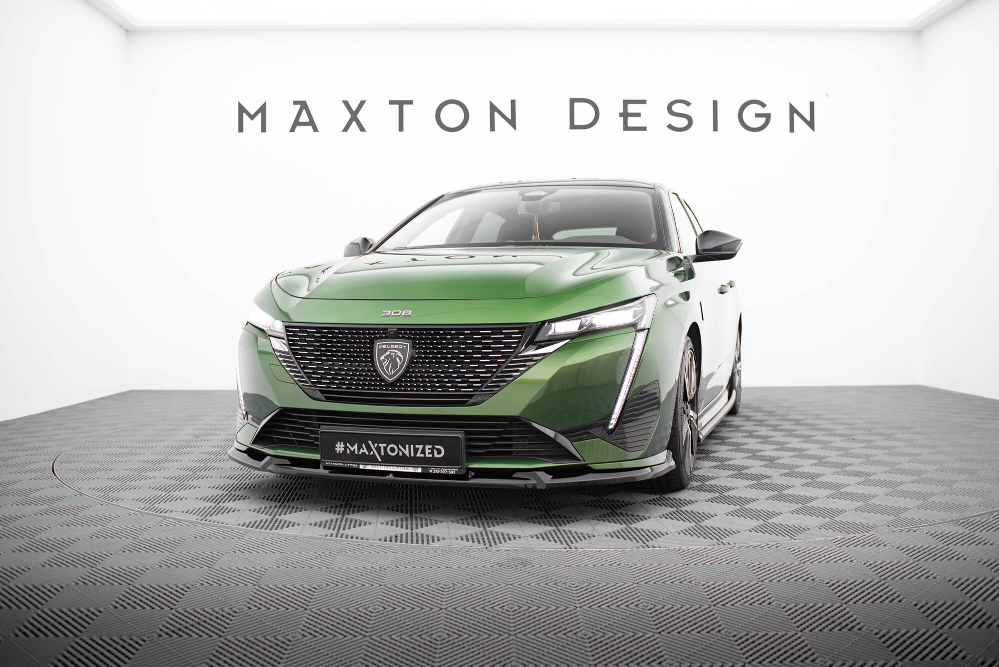 Front splitter på Peugeot 308 GT MK3 med sort grill, smale LED-lykter og sportslige detaljer.