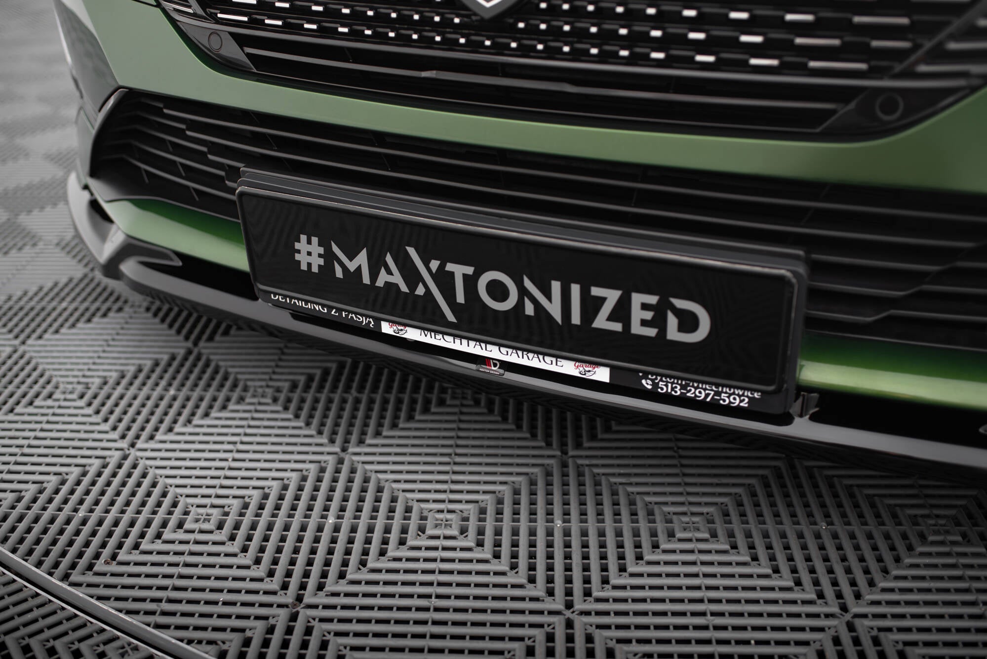 Front lip på Peugeot 308 GT MK3, nærbilde av sort frontsplitter og grill med #MAXTONIZED-skilt.