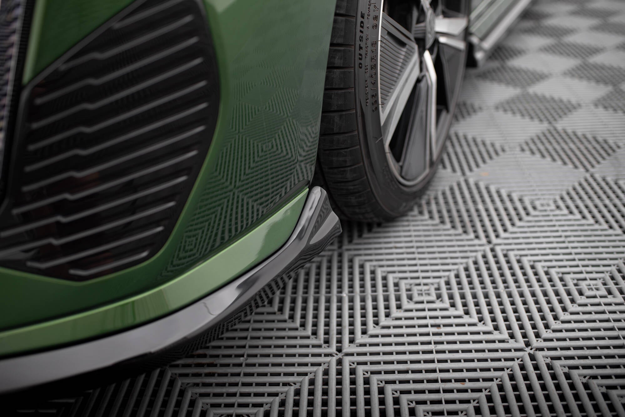 Frontleppe på Peugeot 308 GT MK3, grønt karosseri med svart detalj, sportsdekk og felg, nærbilde.