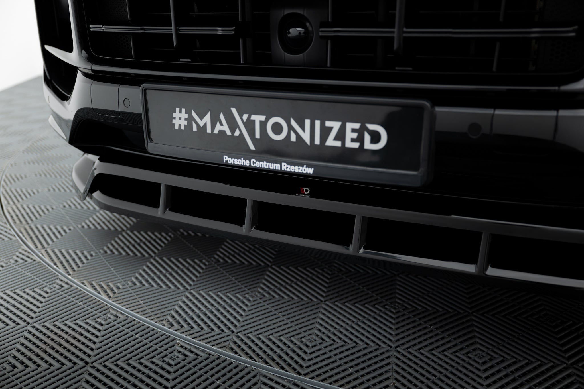 Spoiler på Porsche Cayenne MK3 Facelift med svart grill og nummerplate med teksten #MAXTONIZED.