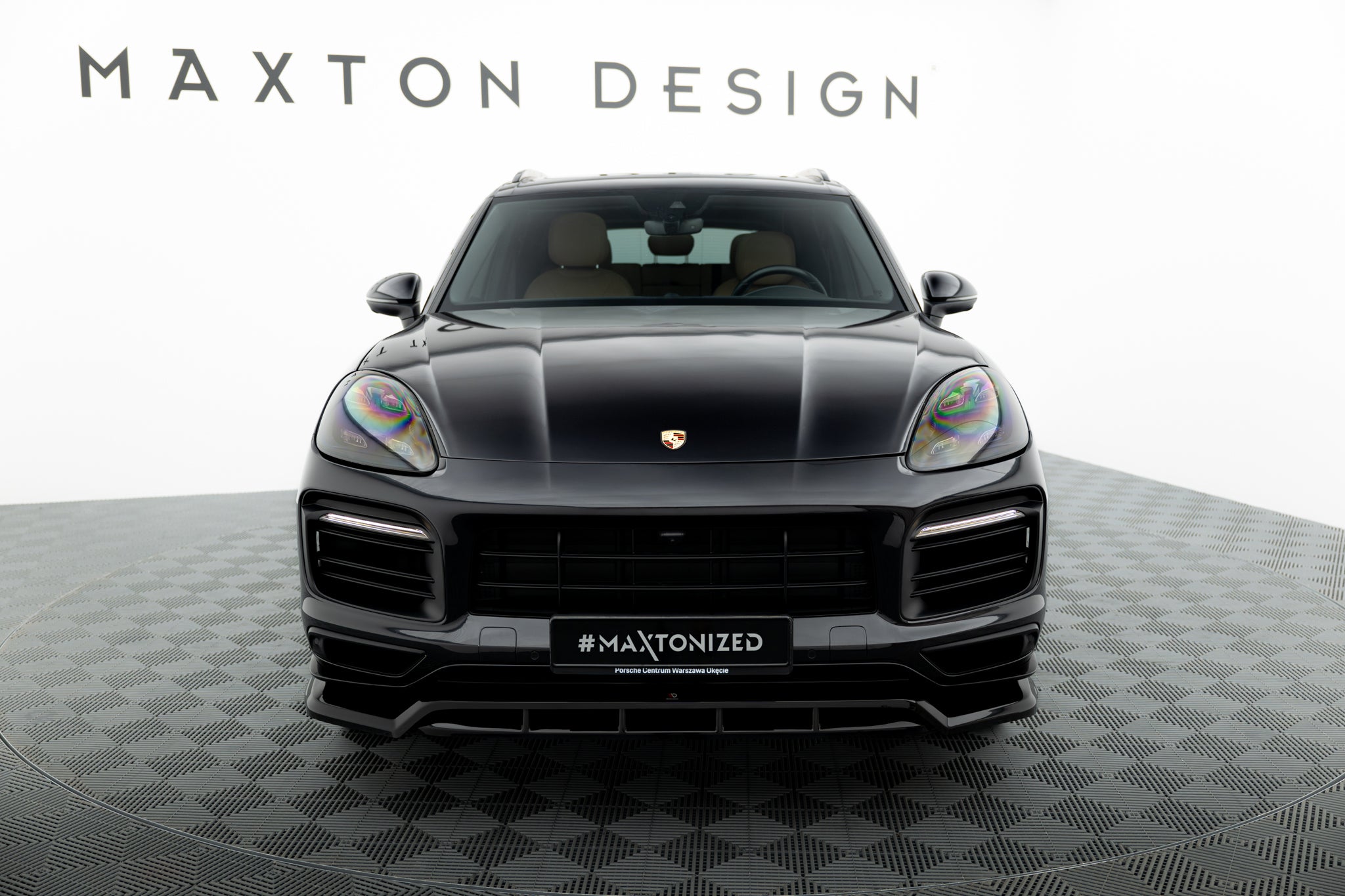 Frontleppe på Porsche Cayenne Sport Design MK3 med markante frontlykter og "#MAXTONIZED" skiltholder.