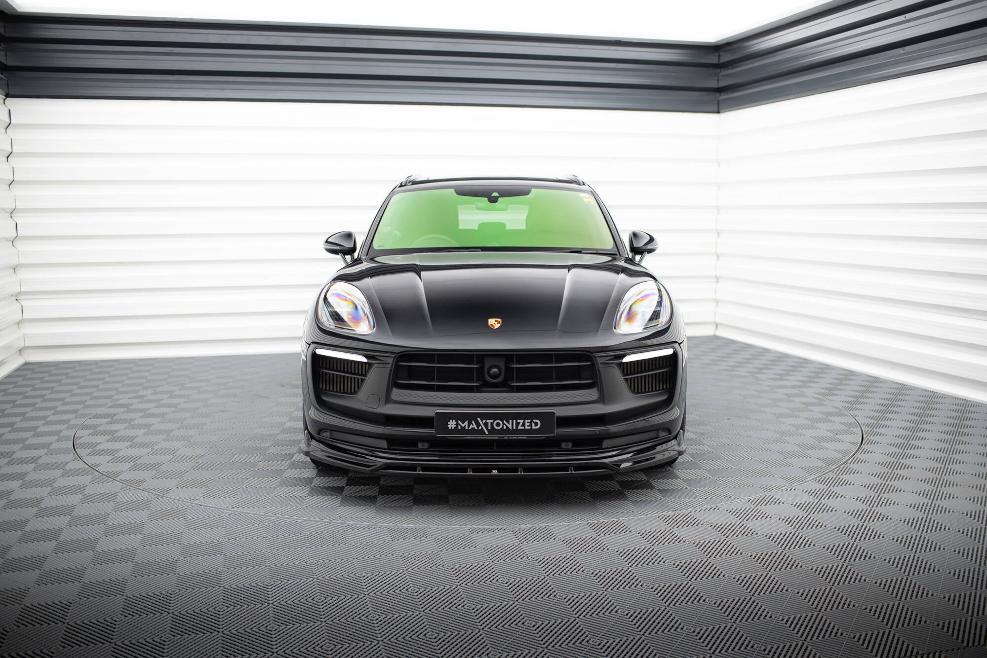 Frontleppe på Porsche Macan GTs MK1 Facelift 2 sett forfra med LED-lykter i lyst studio.