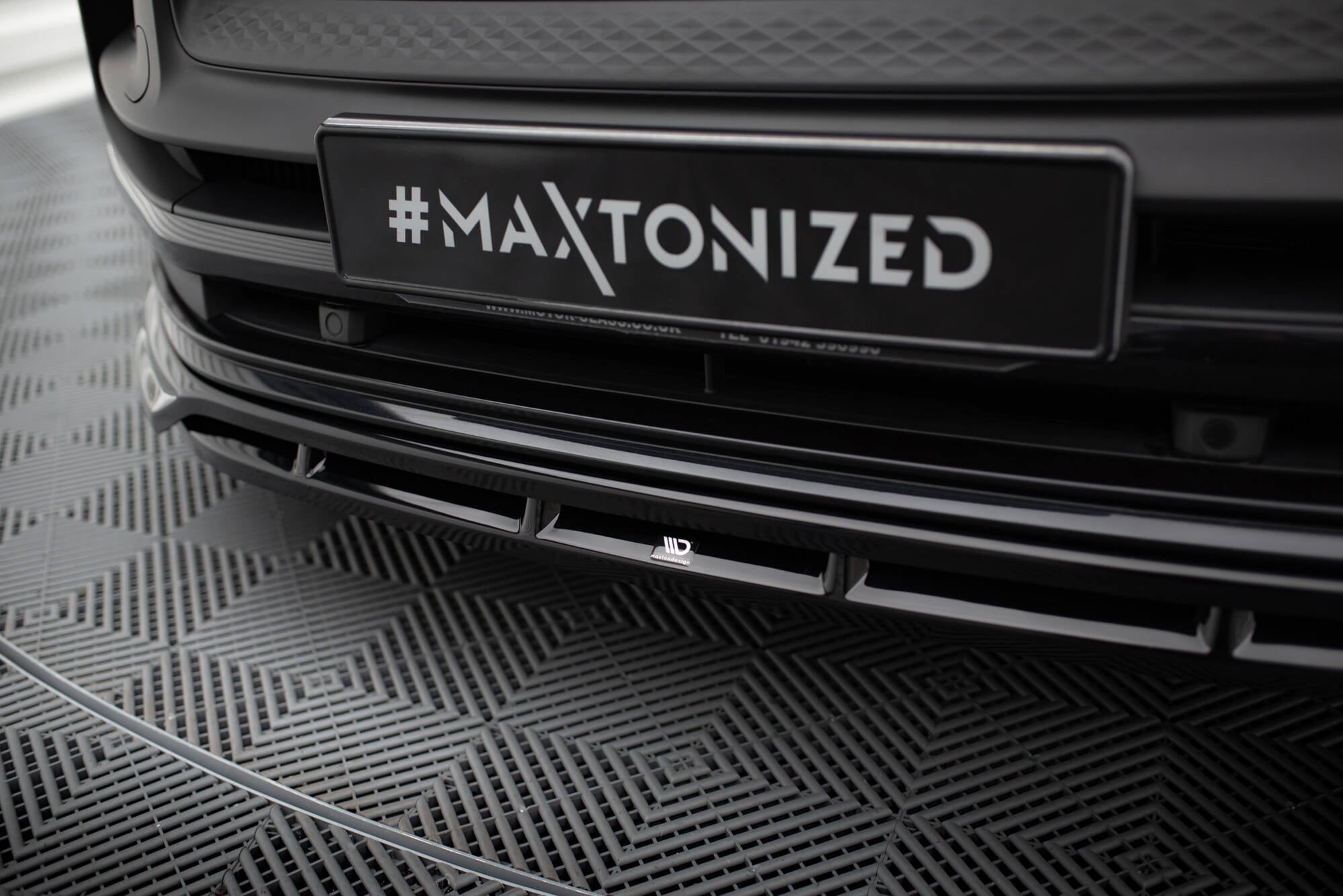 Spoiler til Porsche Macan GTs MK1 Facelift 2 i sort blank plast med gitterstruktur og #MAXTONIZED-skilt.