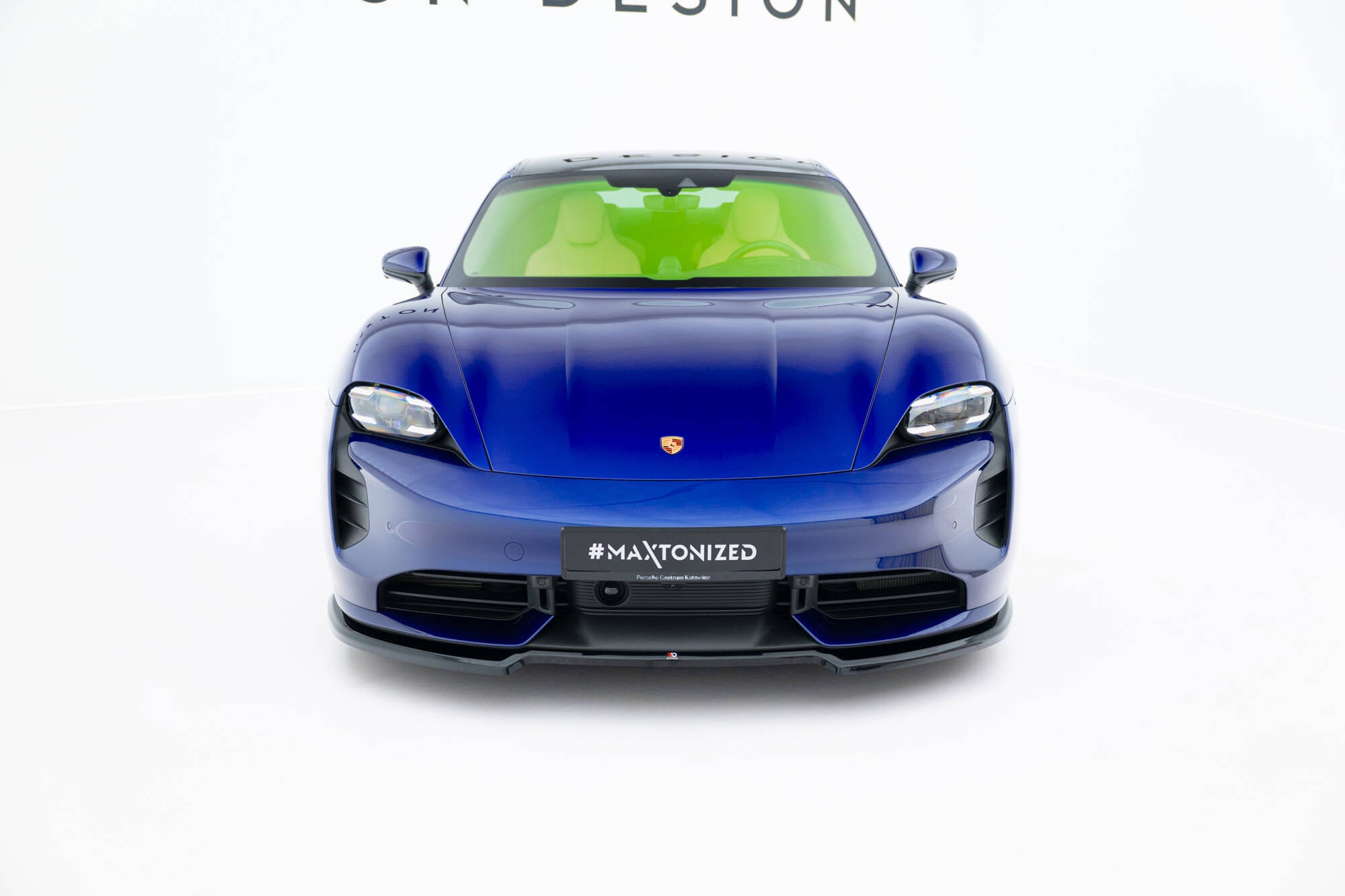 Frontleppe på Porsche Taycan Turbo S MK1 sett forfra med markant design og grønnlig frontrute.