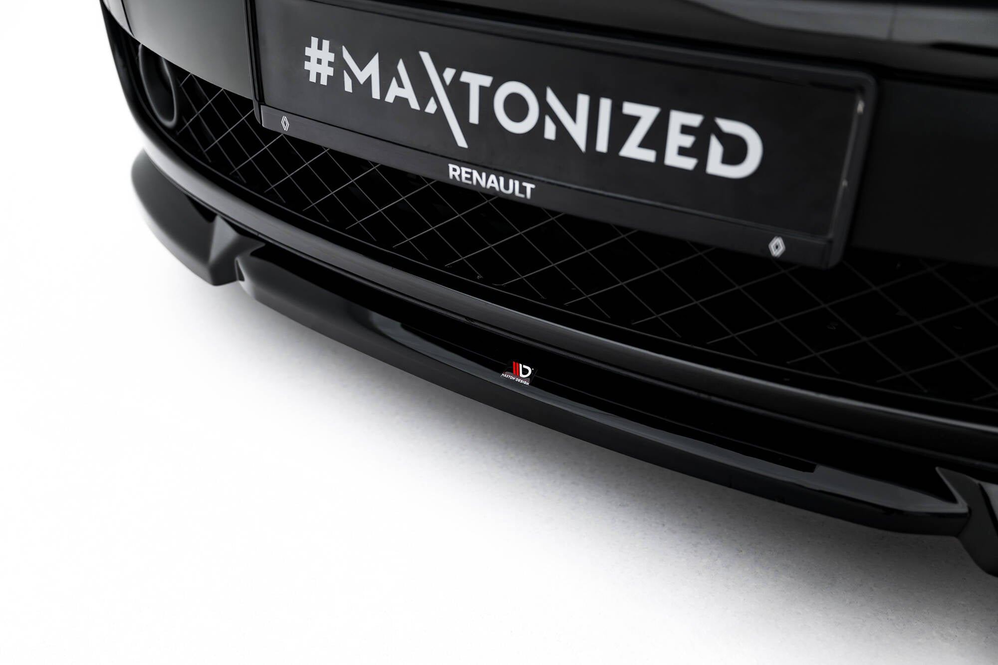 Spoiler til Renault Laguna Hatchback GT MK3 i sort blank plast med Maxton-logo, sett forfra.