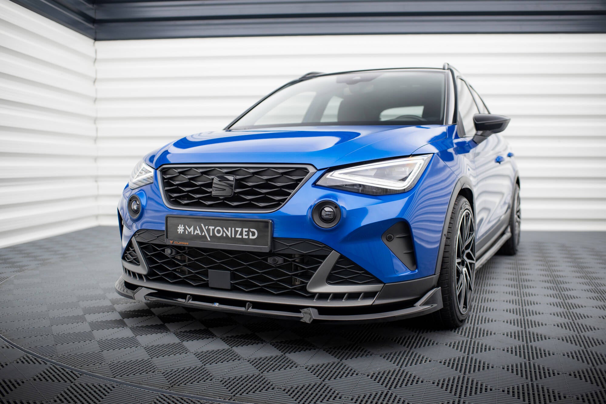 Frontspoiler Seat Arona MK1 Facelift Fr sett forfra med svarte detaljer på grill og frontfanger.