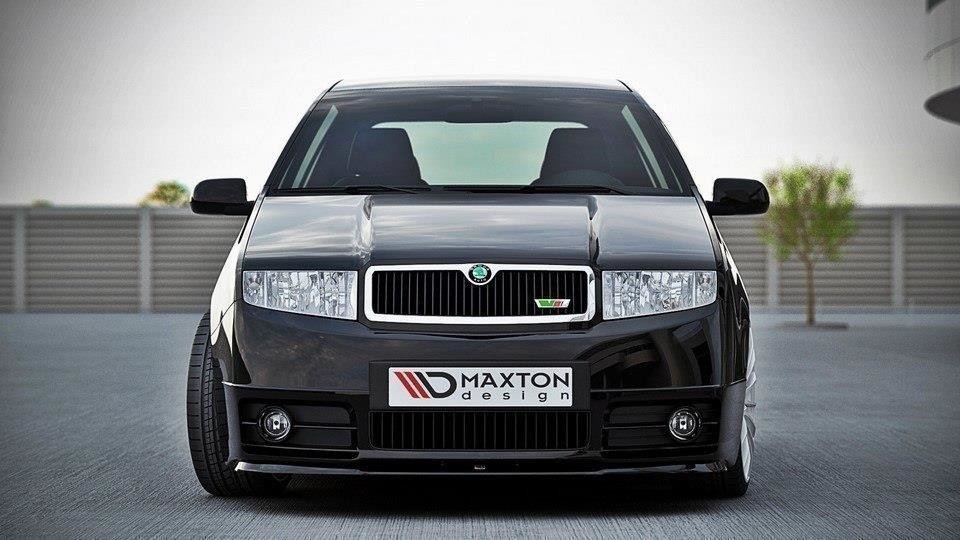 Frontleppe på Skoda Fabia RS MK1, sort bil forfra med Maxton Design-logo på skiltet.