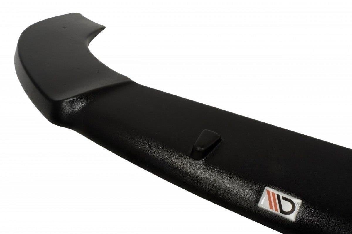 Spoiler til Skoda Fabia RS MK1 i svart matt plast sett fra skrå vinkel med synlig logo.