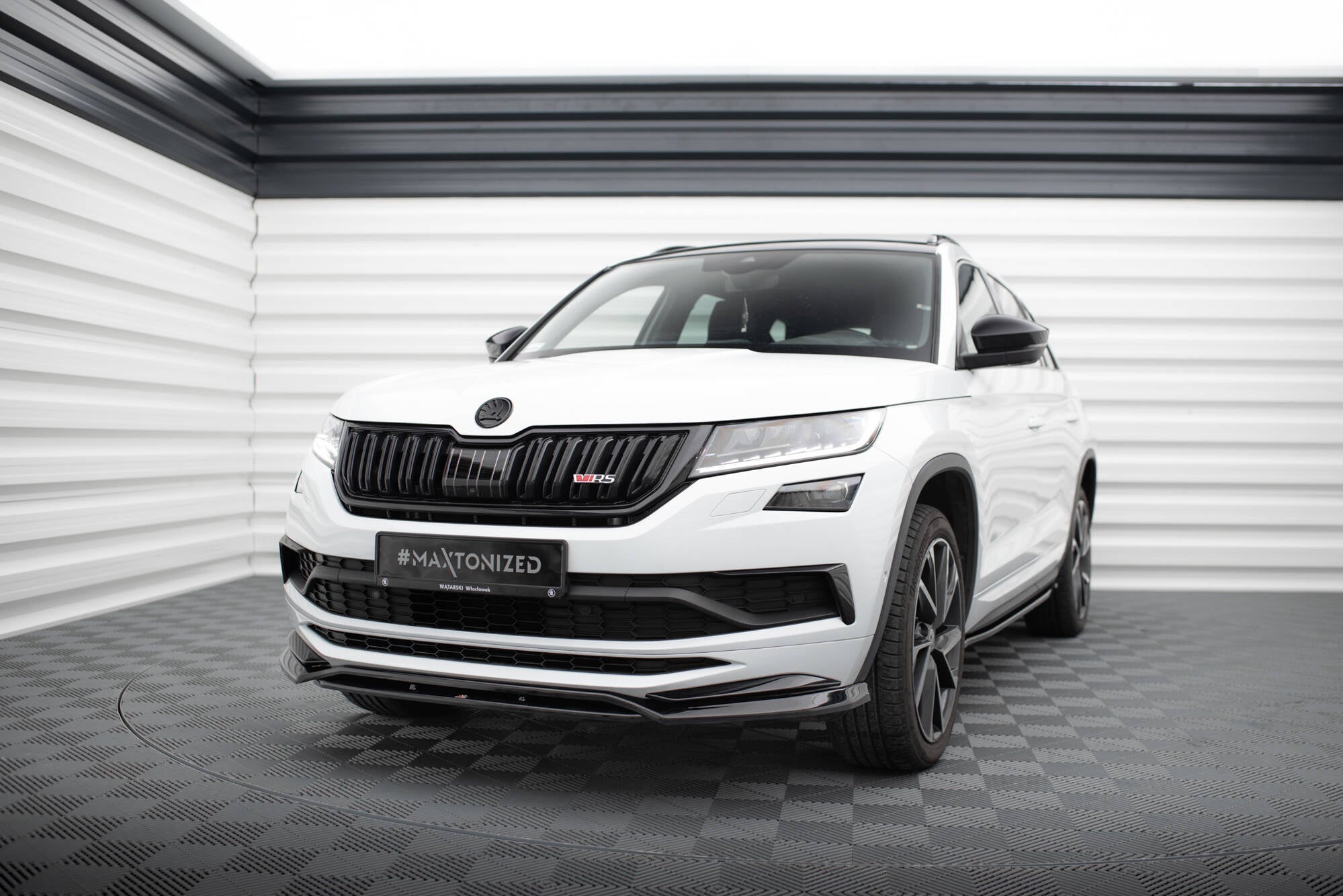 Frontspoiler Skoda Kodiaq MK1 Sportline/RS, hvit SUV med svarte detaljer og sportslig front.