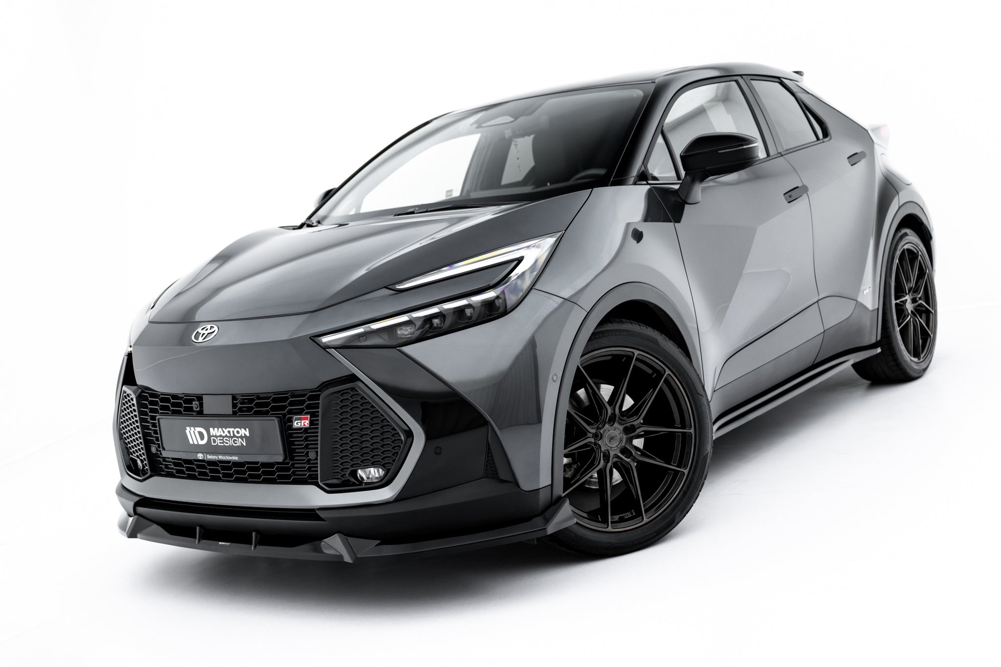 Front splitter på Toyota C-Hr MK2 med sorte felger, store luftinntak og skarpe frontlykter.