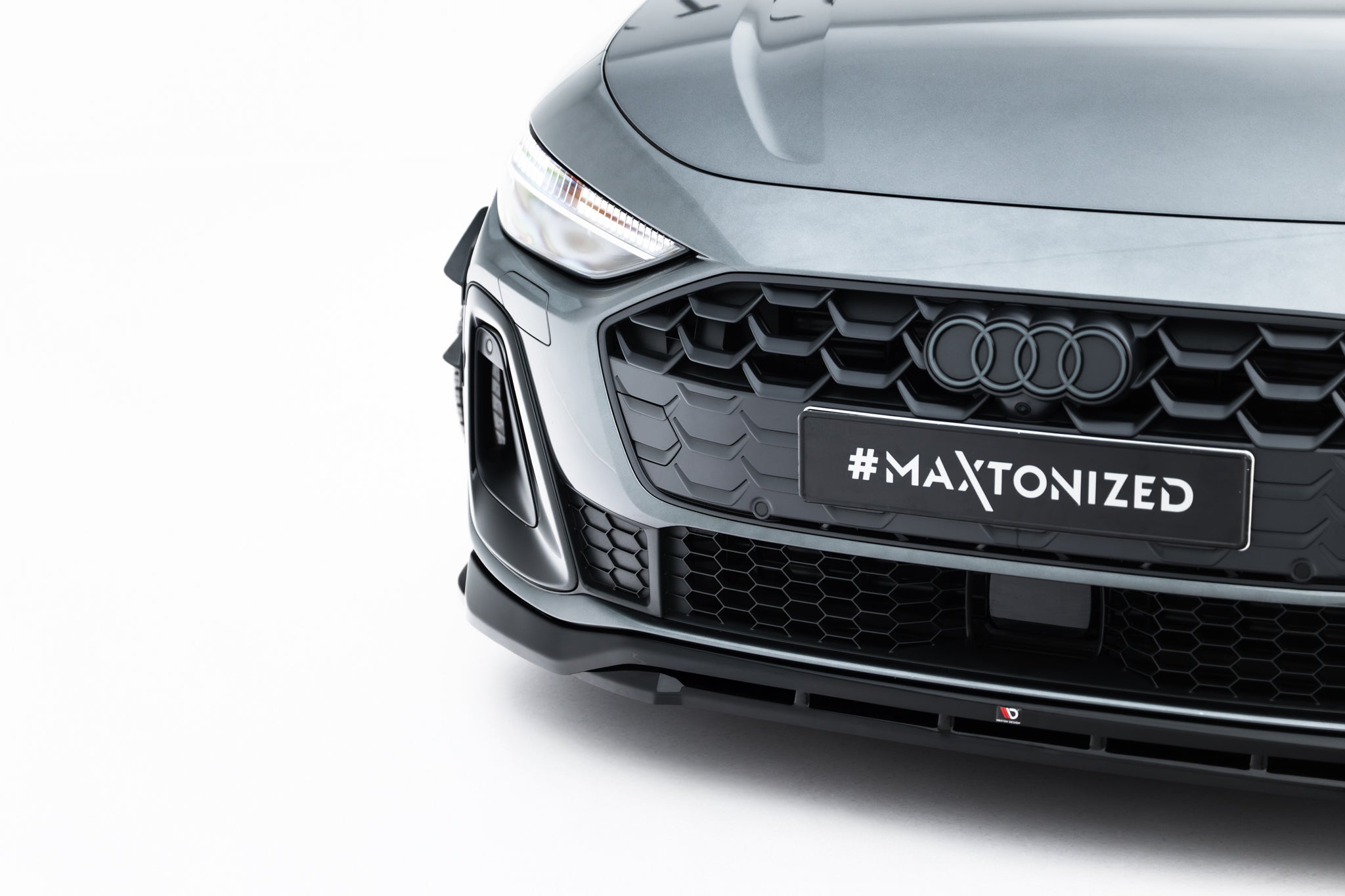 Spoiler til Audi A5 S-Line med sort grill, bikubemønster og skiltet "#MAXTONIZED".