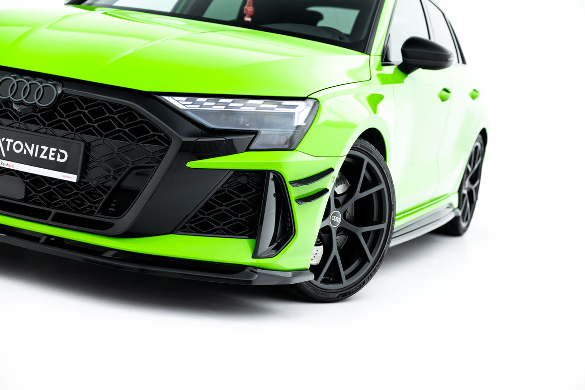 Detaljbilde av Gloss Black frontsplitter til Audi RS3 Sportback 8Y