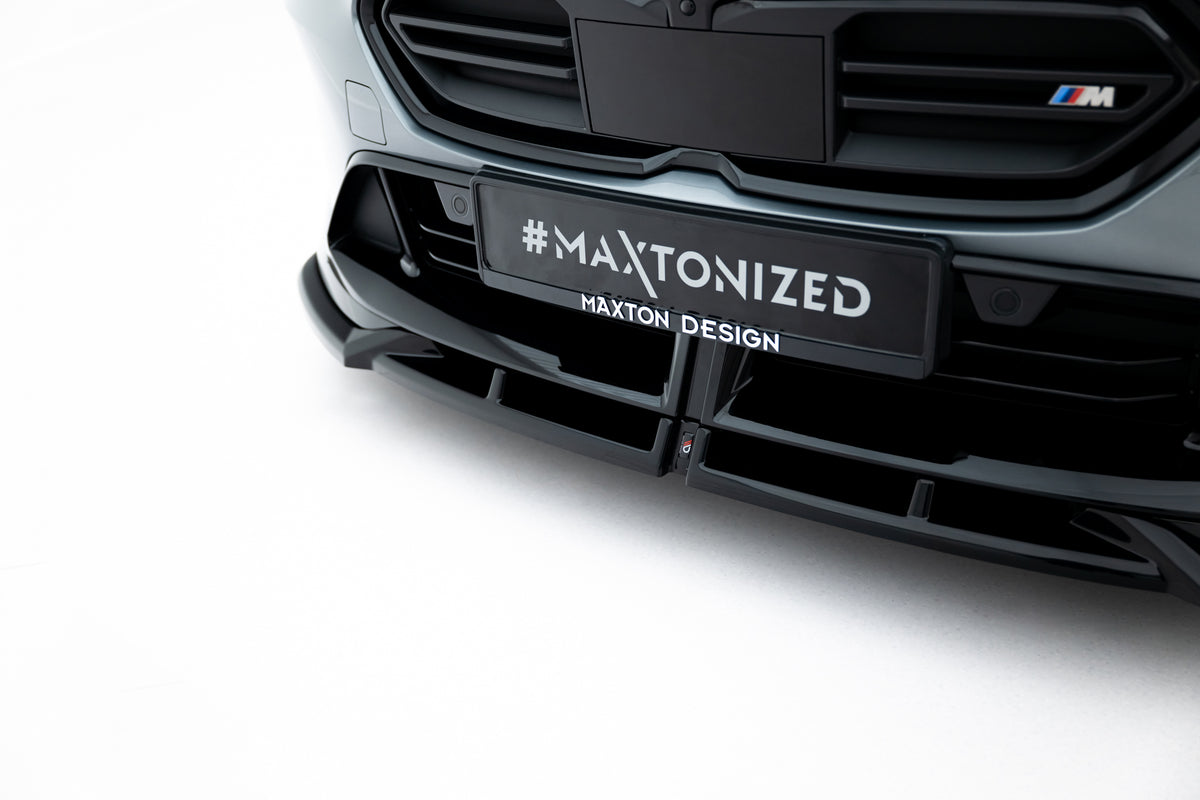 Frontsplitter til BMW M135i F70 vist fra vinkel i blank sort