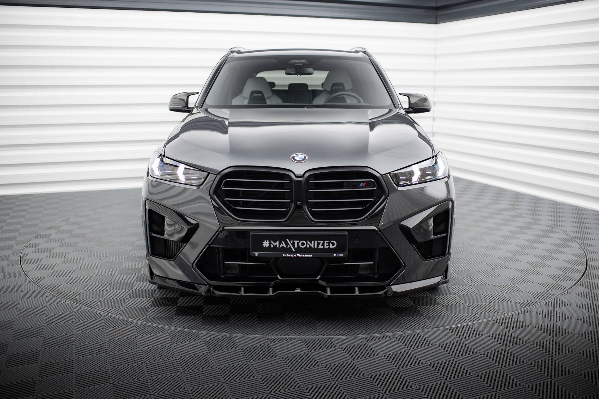 Frontleppe på BMW X5 M F95 Facelift V.1, sett forfra med svarte grilldetaljer og LED-lys.