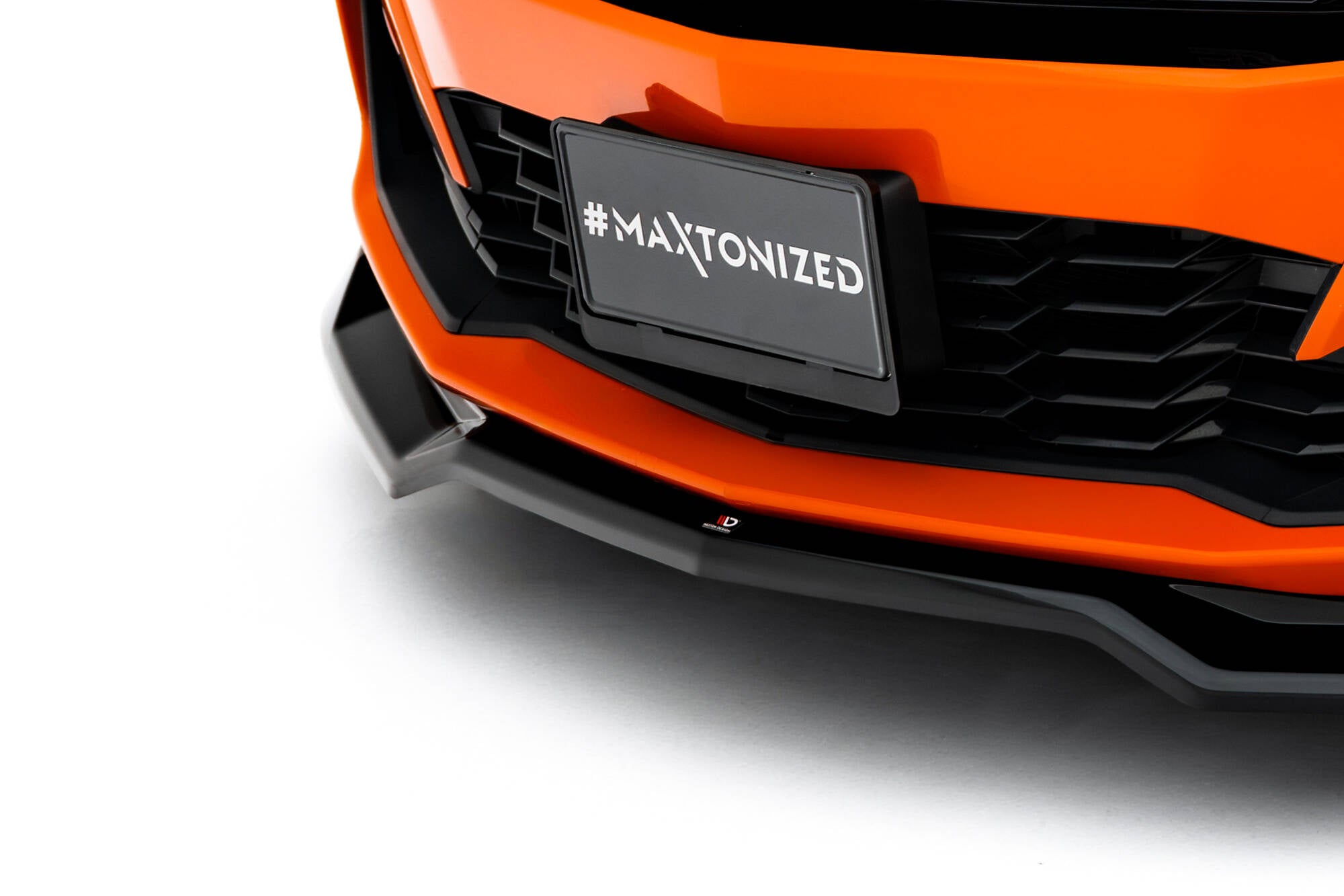 Spoiler på Chevrolet Camaro SS MK6 Facelift V.1 med sort frontsplitter og #MAXTONIZED skilt.