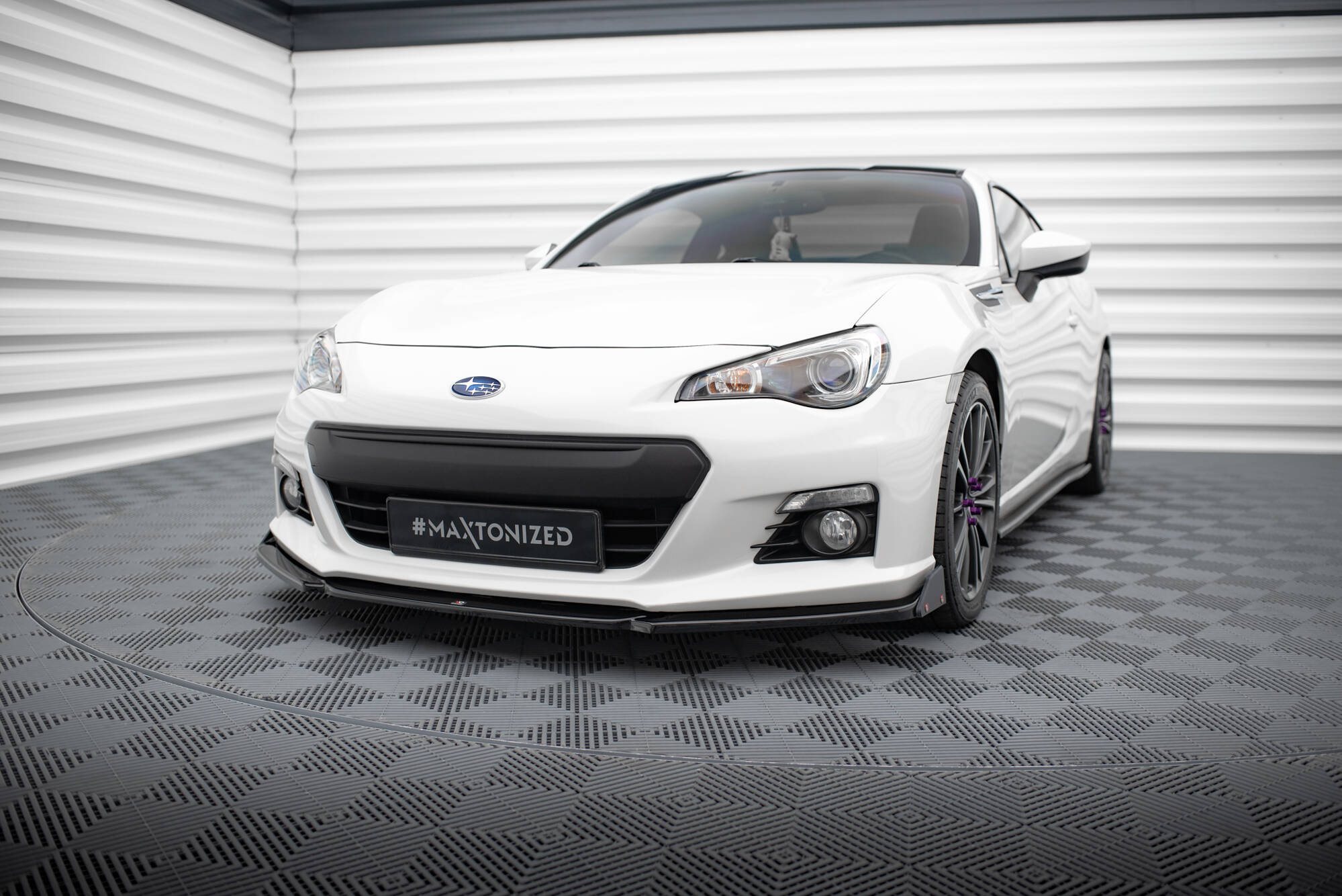 Frontspoiler Subaru BRZ MK1 White Stripe V.1 på hvit sportsbil med sorte detaljer og lav front.