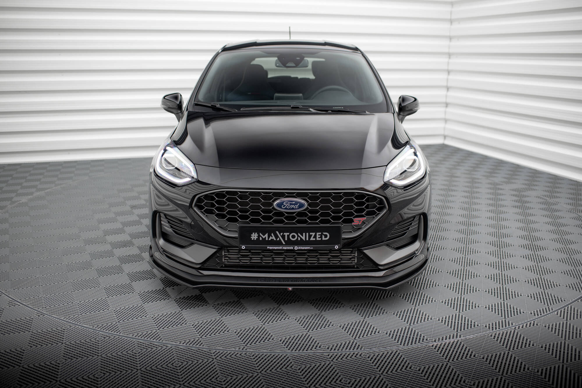 Spoiler til Ford Fiesta MK8 Facelift ST med sportslig front, LED-lykter og bikakemønstret grill.