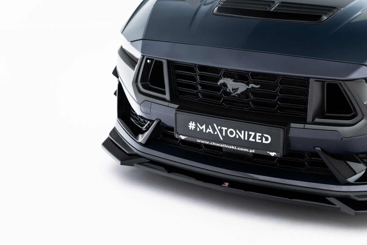 Nærbilde av frontsplitter til Ford Mustang Dark Horse Mk7 i blank sort