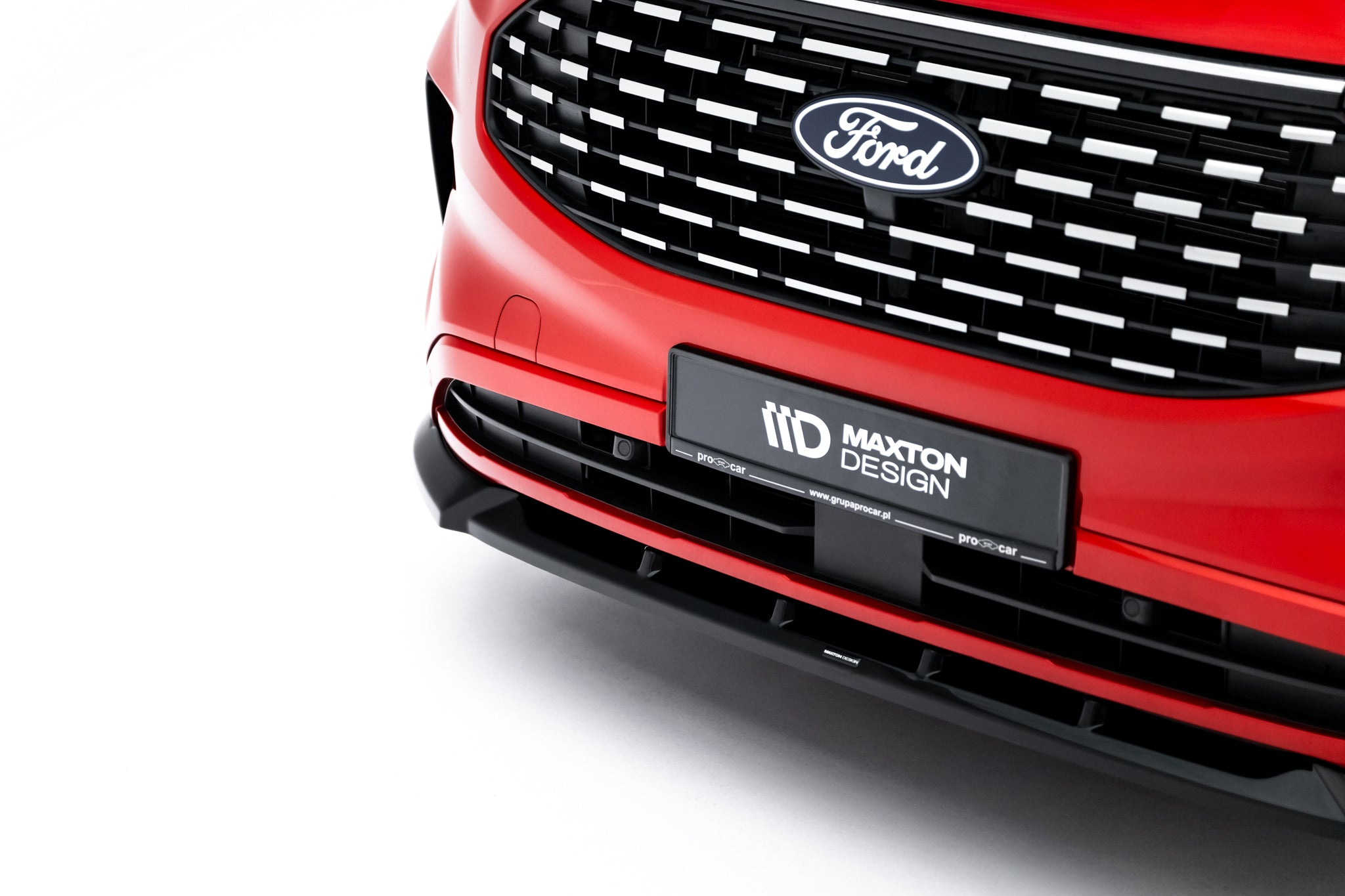 Spoiler på Ford Transit Custom MK2 med sort grill, sølvdetaljer og svart frontleppe fra Maxton Design.