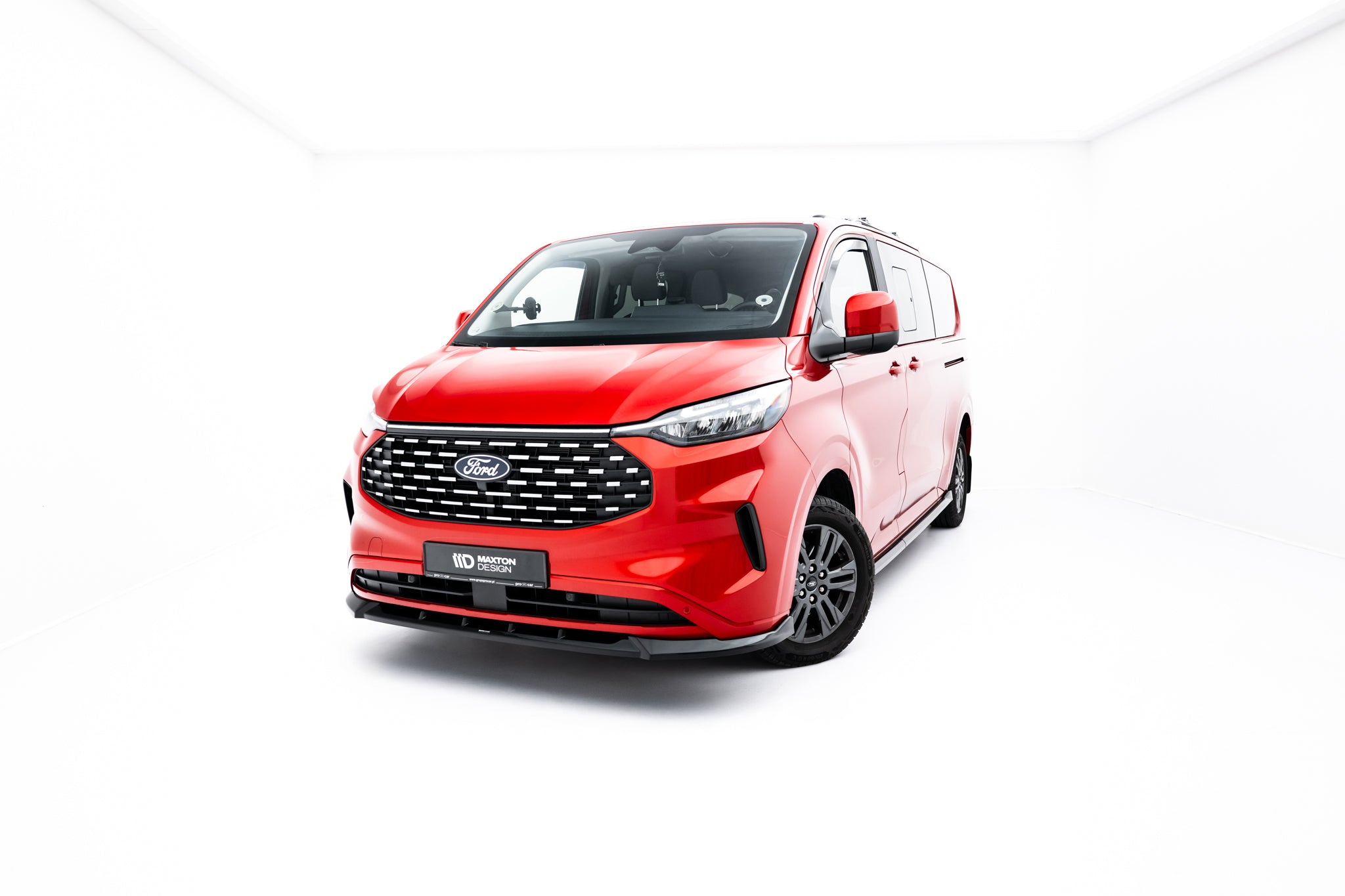 Front splitter på rød Ford Transit Custom MK2 med sort grill, kromdetaljer og lyse felger.