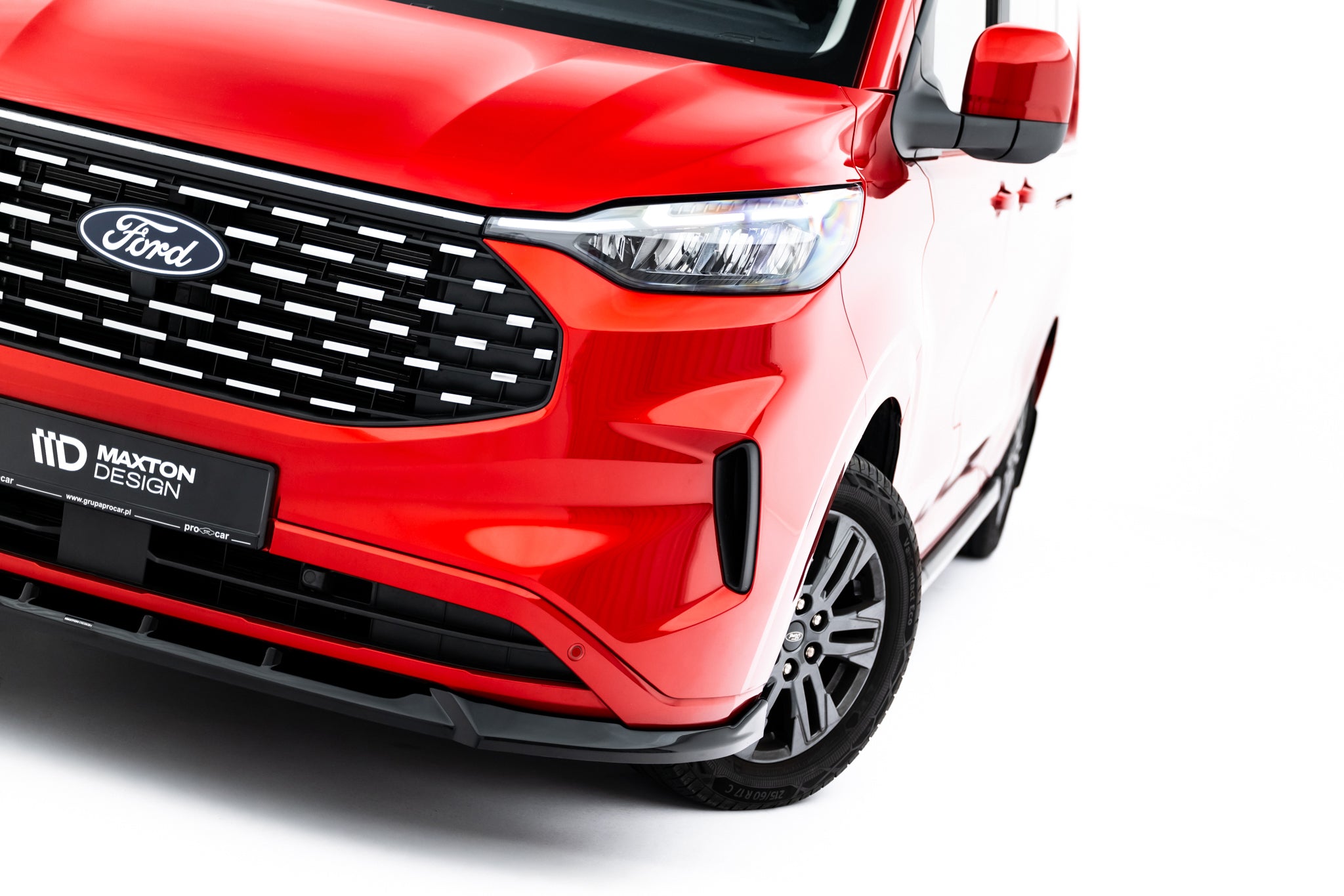 Front lip på Ford Transit Custom med svart og krom grill, moderne frontlykt og detaljerte felger.