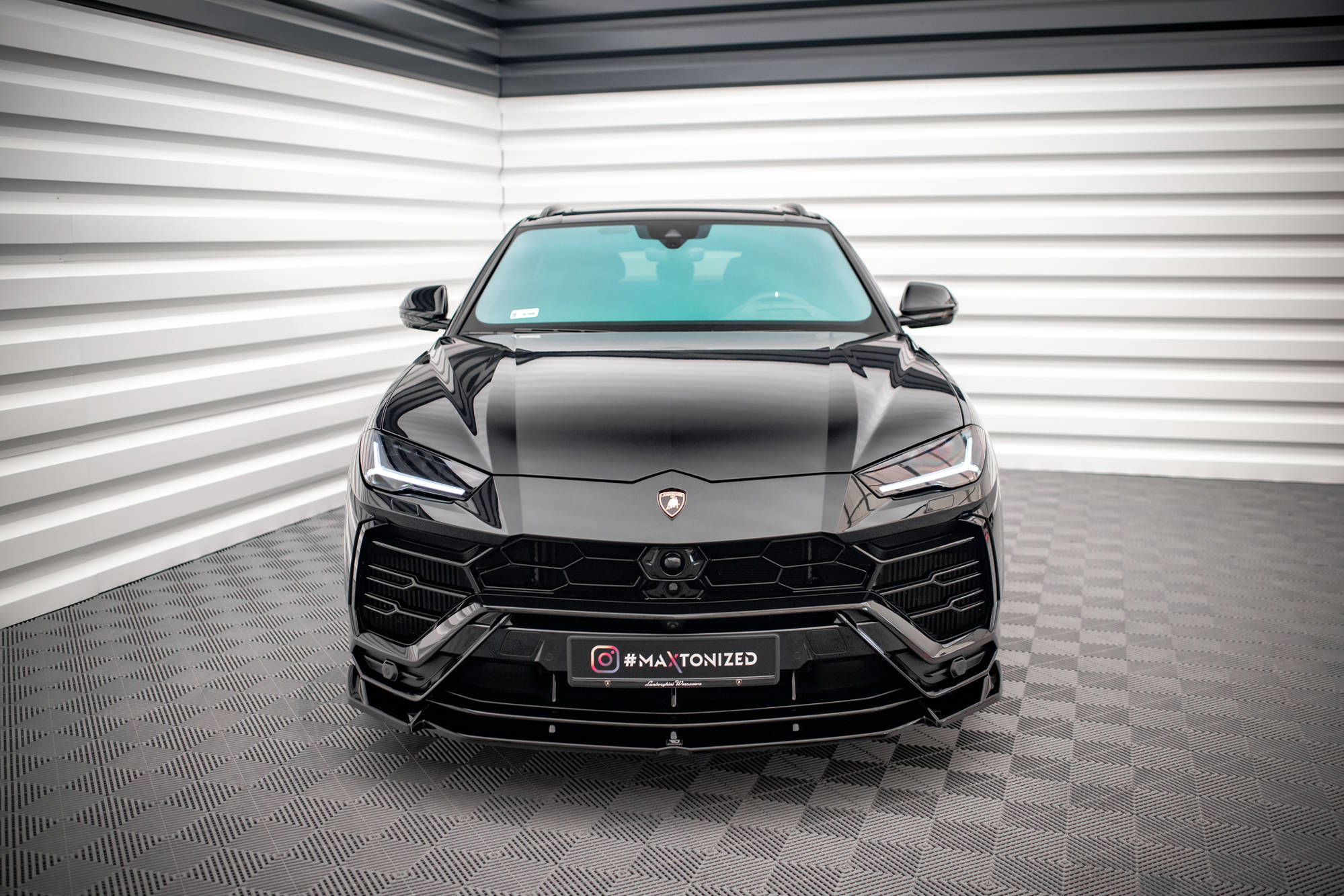 Frontleppe Lamborghini Urus MK1 V.1 sett rett forfra med sportslig grill og markerte frontlykter.