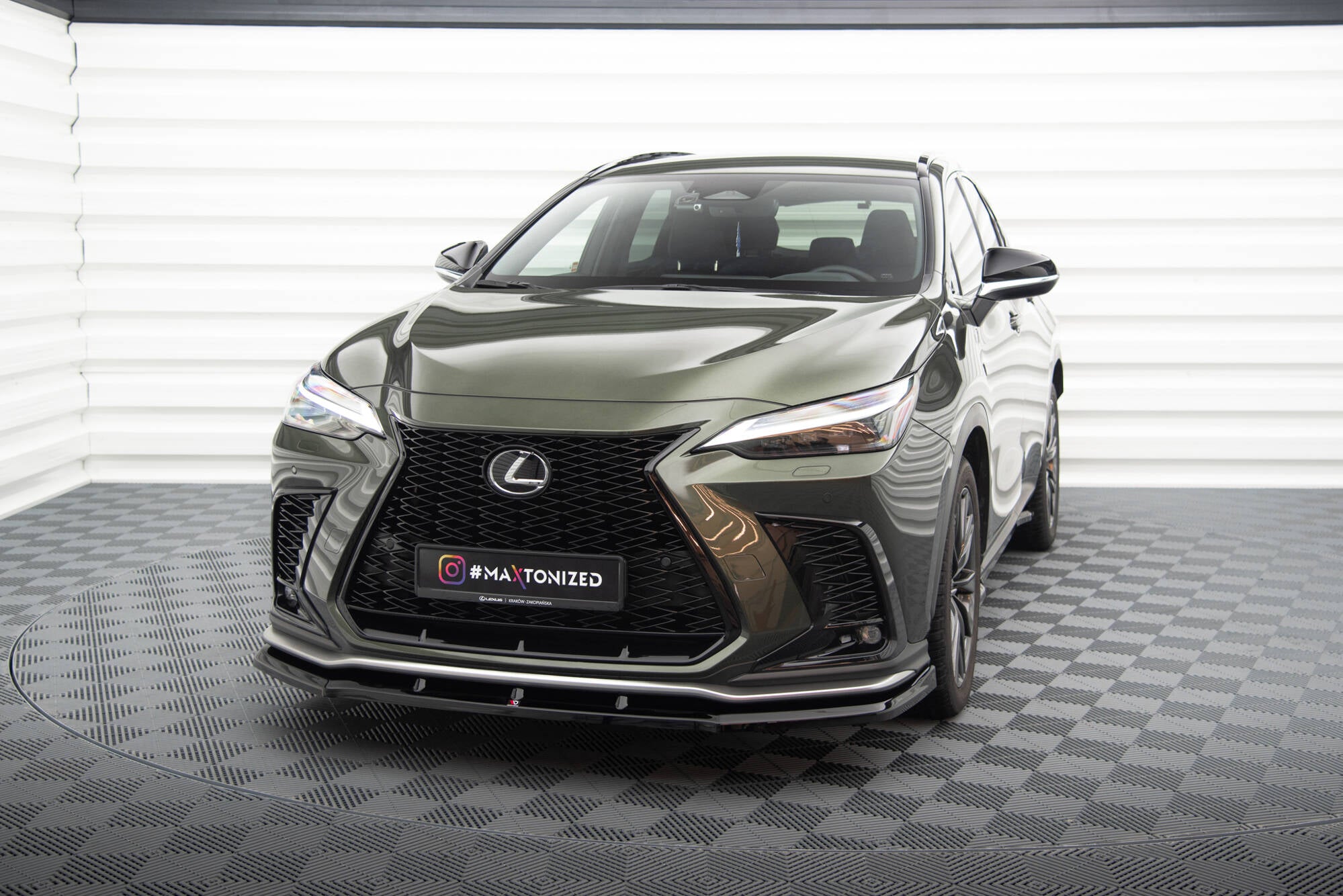 Frontleppe på Lexus Nx F-Sport MK2 V.1 med sort grill og aerodynamiske detaljer, sett forfra innendørs.