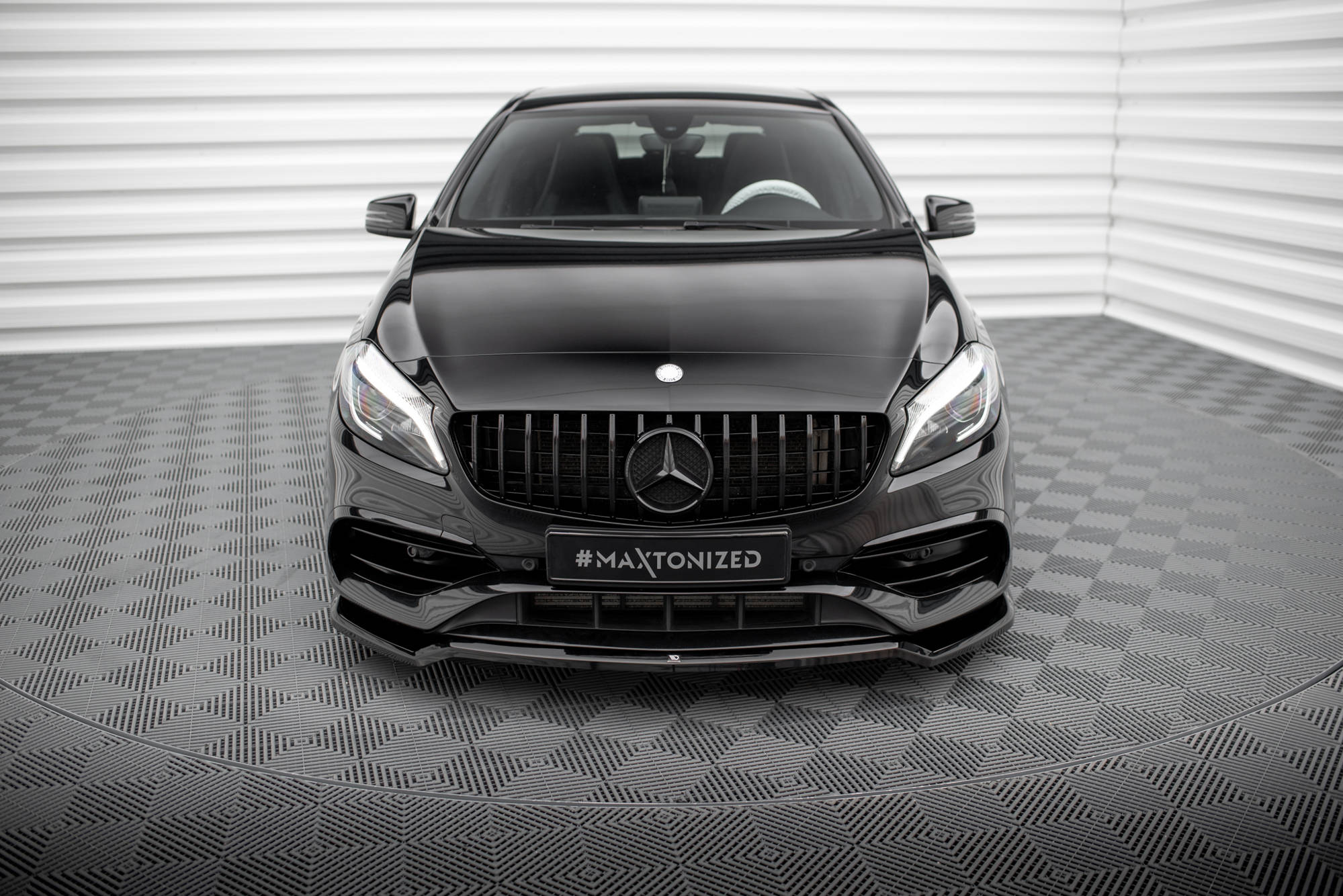Frontleppe på Mercedes A W176 AMG-Line Facelift V.1 i sort, sett forfra med markant grill og frontlys.