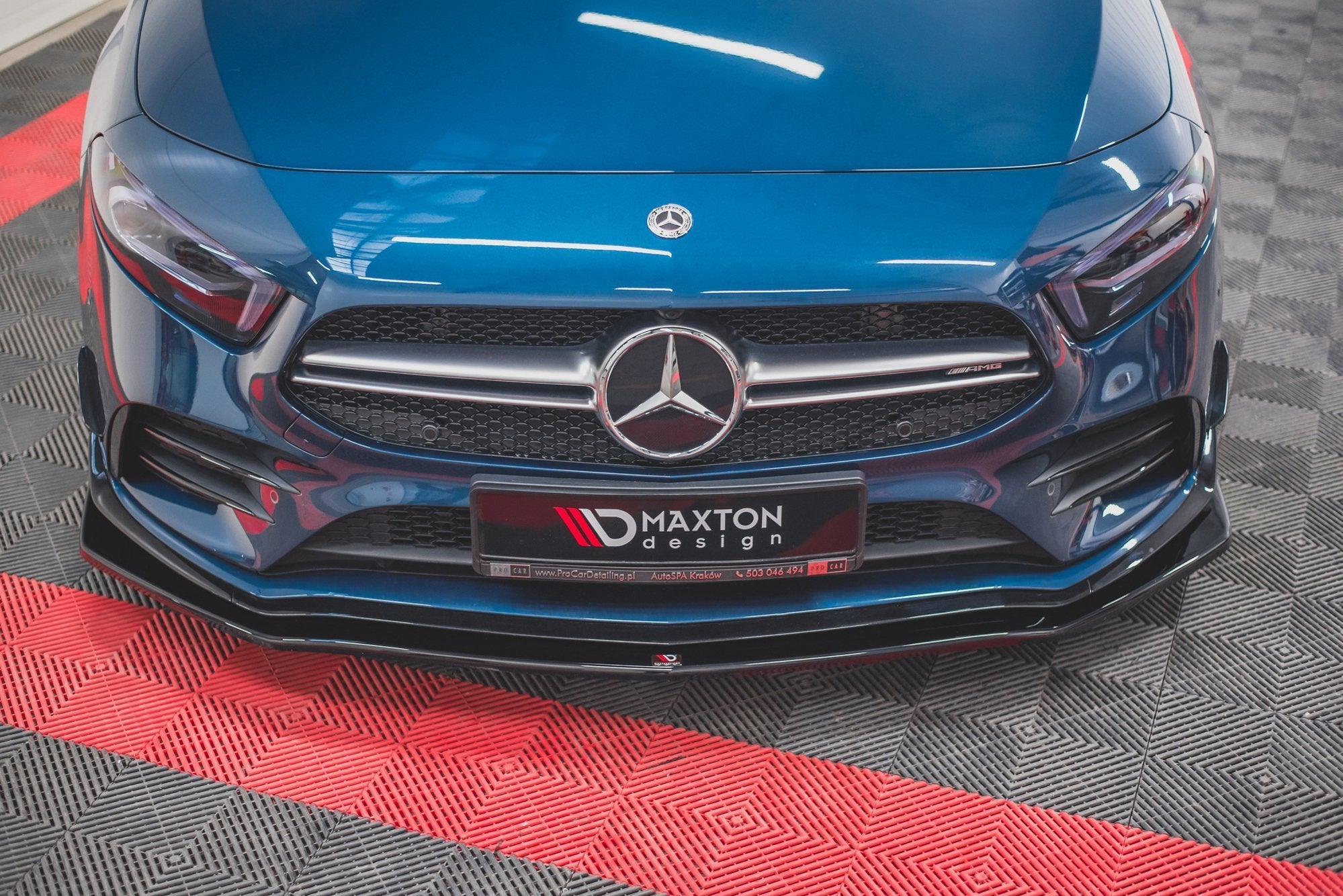 Spoiler til Mercedes A35 AMG Aero W177 V.1, blank svart frontsplitter sett ovenfra med Maxton Design-logo.