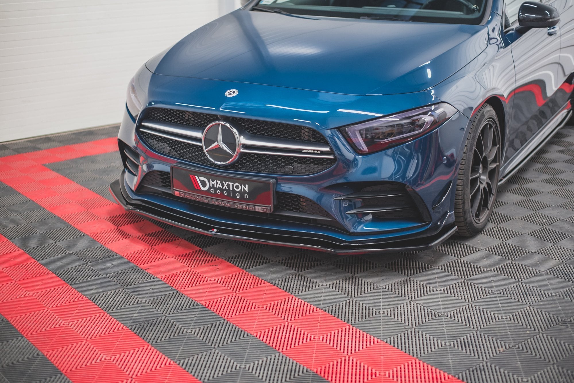 Frontspoiler Mercedes A35 AMG Aero W177 V.1 montert på blå bil, sett skrått forfra på mønstret gulv.
