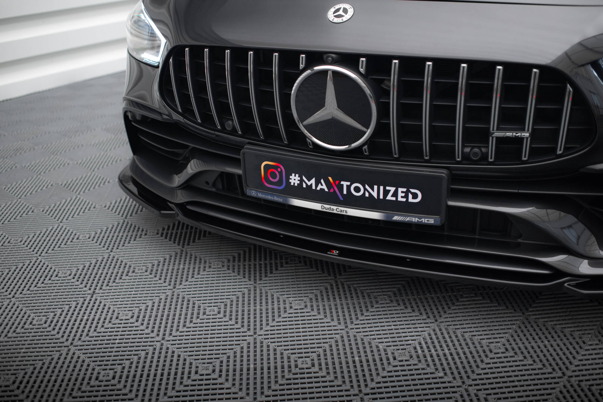 Spoiler Mercedes GT 53 4-Dør Coupe V.1 sort front med kromdetaljer, stor stjerne og AMG-logo.