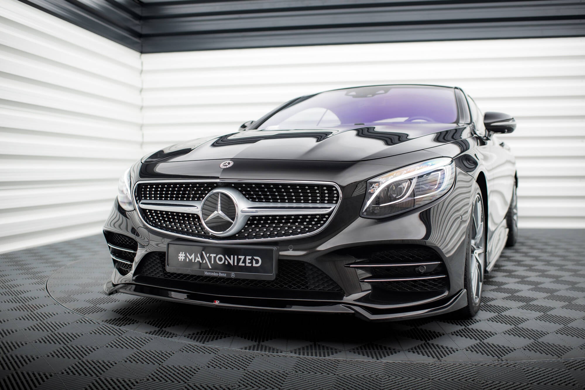 Frontspoiler Mercedes S Coupe AMG-Line C217 Facelift V.1 sett skrått forfra med kromgrill og LED-lykter.