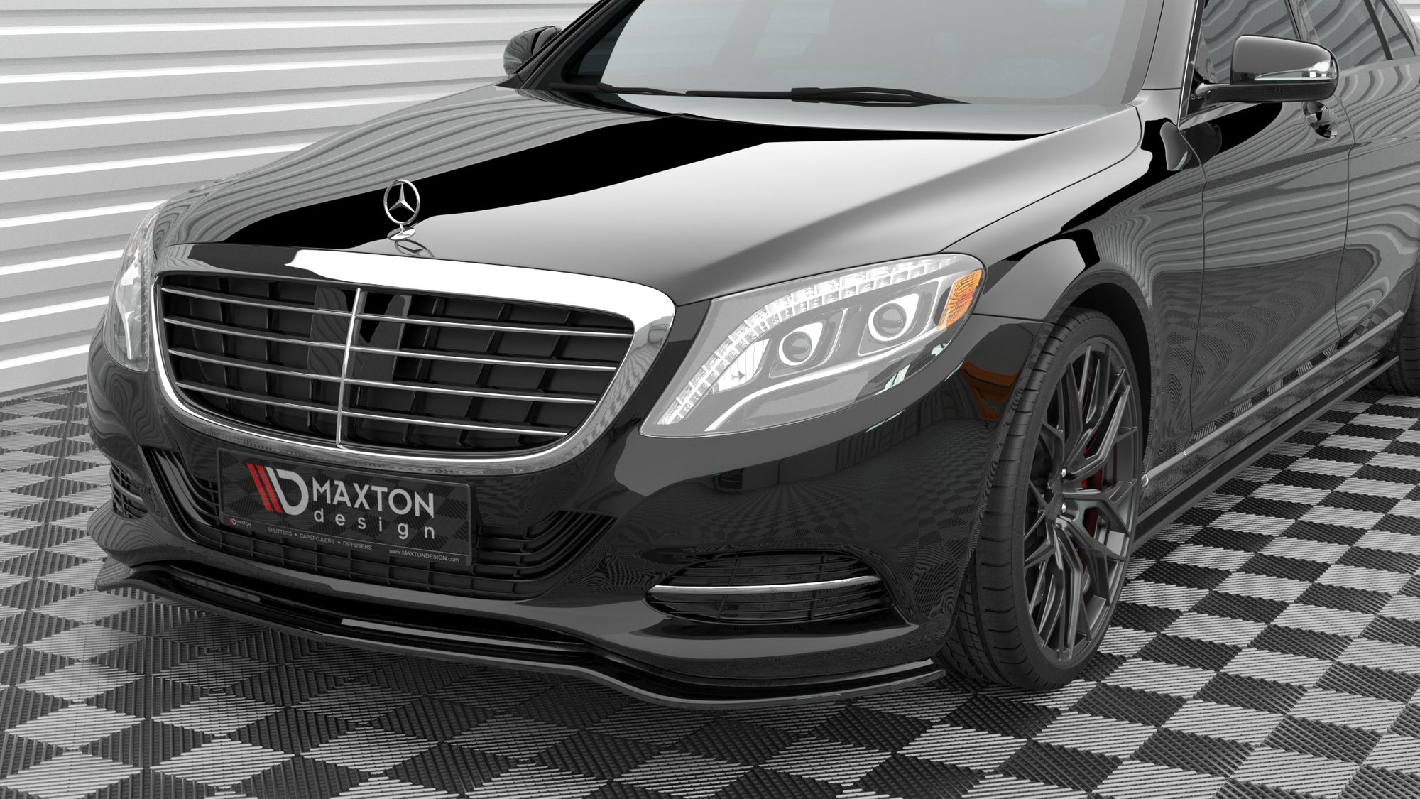 Frontspoiler Mercedes S W222 V.1 sett skrått forfra med krom grill, sporty felger og Maxton design-logo.