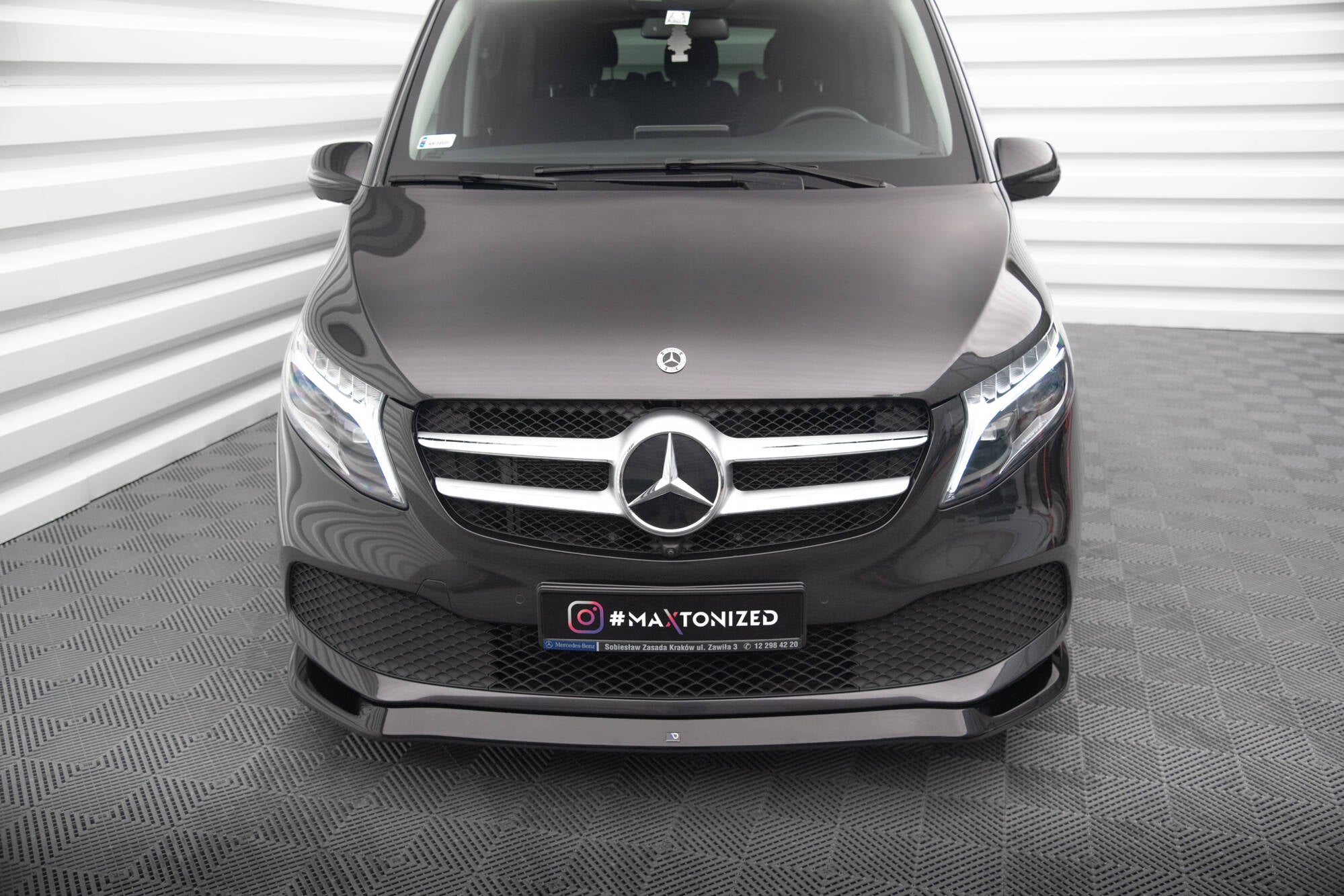 Frontleppe på Mercedes V-Class W447 Facelift V.1, sort bil forfra med kromgrill og LED-lys.