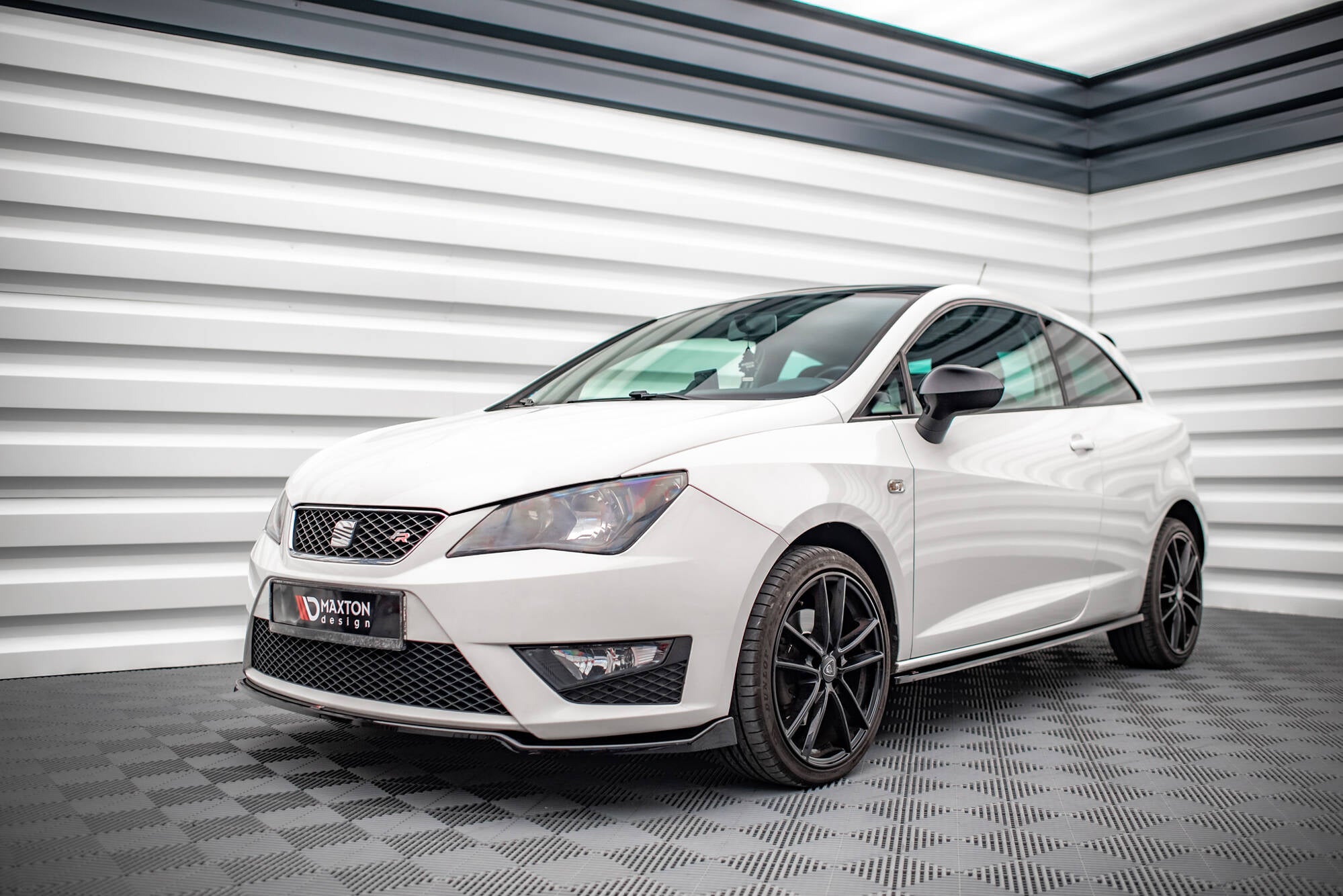 Frontleppe på Seat Ibiza FR SC MK4 Facelift, hvit bil med sorte felger og sportslig design.
