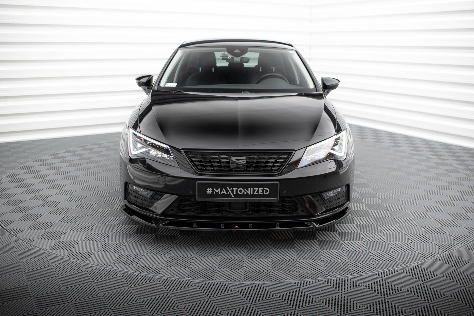 Frontleppe til Seat Leon MK3 Facelift V.1 montert på svart bil med LED-frontlys, sett rett forfra.