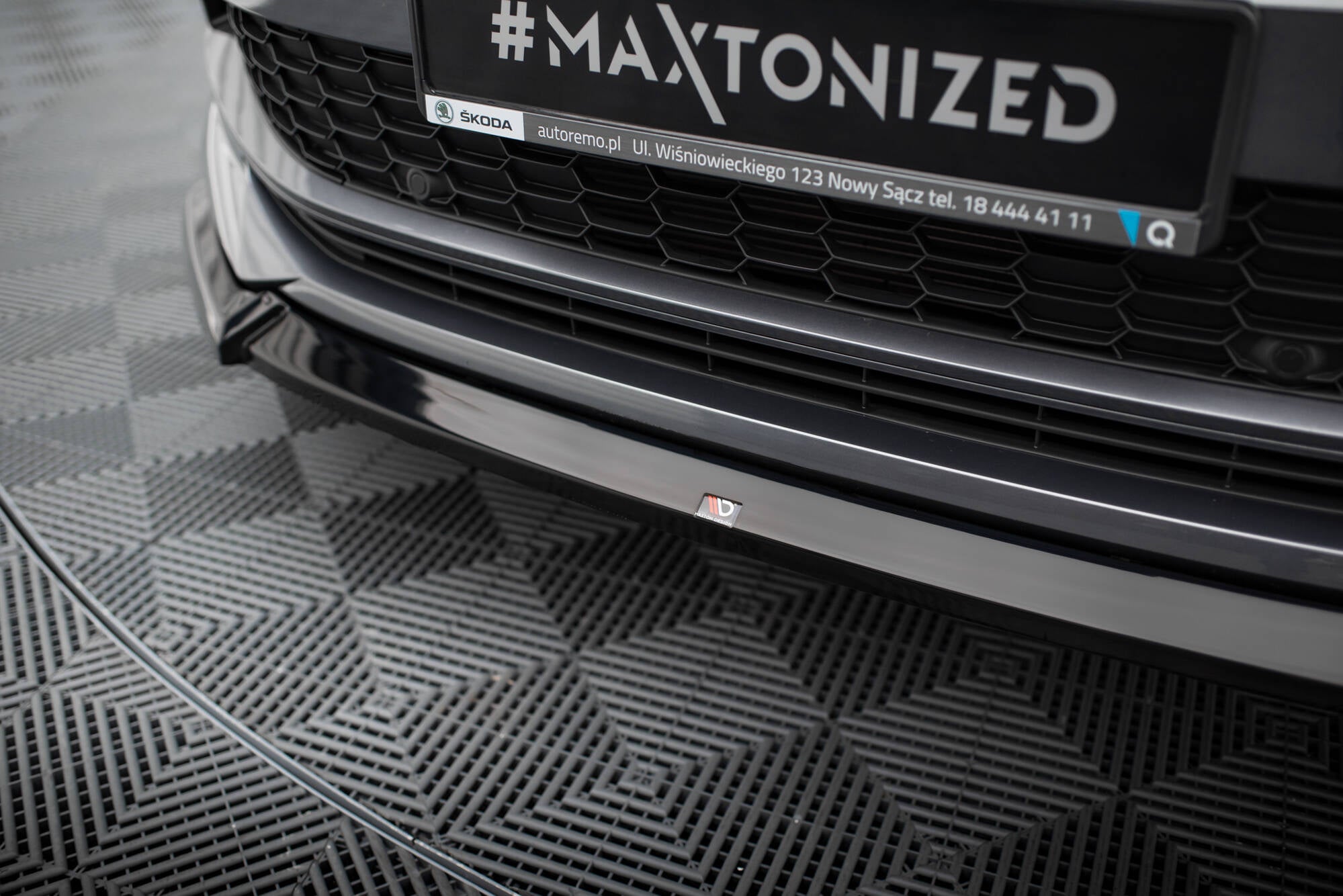 Spoiler til Skoda Kodiaq Sportline MK1 Facelift V.1 i sort blank plast med Maxton Design-logo.
