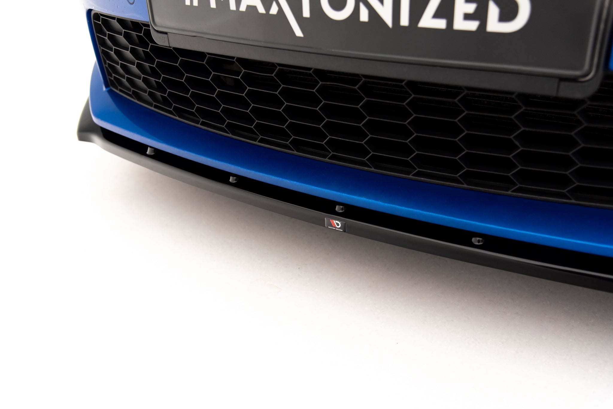 Spoiler til Skoda Octavia RS MK3 V.1, nærbilde av svart frontsplitter med logo på blå bilfront.